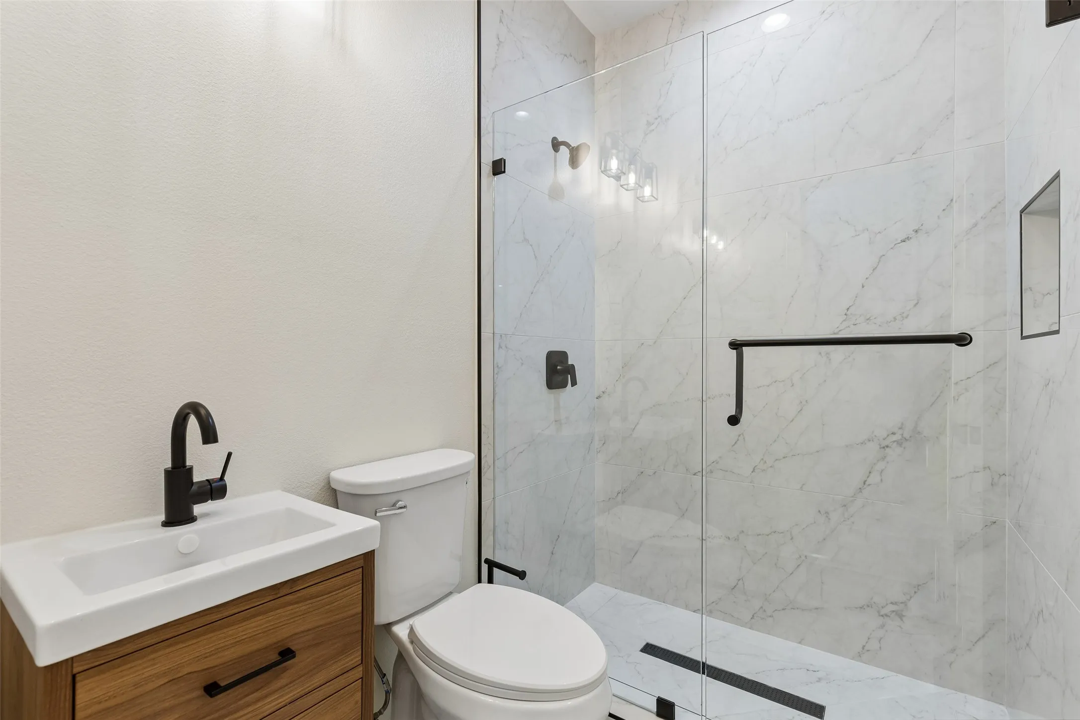 Single Family Residence For Sale in Dallas County , 3324 Navaro Street, Dallas, Texas 75212, 4 Bedroom, 4 Bathroom, Garage spaces, 2,236 Sqft, built in 2005, mls#21269329, Real Estate Agent in Dallas, Homes For Sale in Dallas county, Homes For Sale in Dallas, Realtor in Dallas Texas, Real Estate Brokerage Independent Realty Texas, Luminita Cordes Realtor