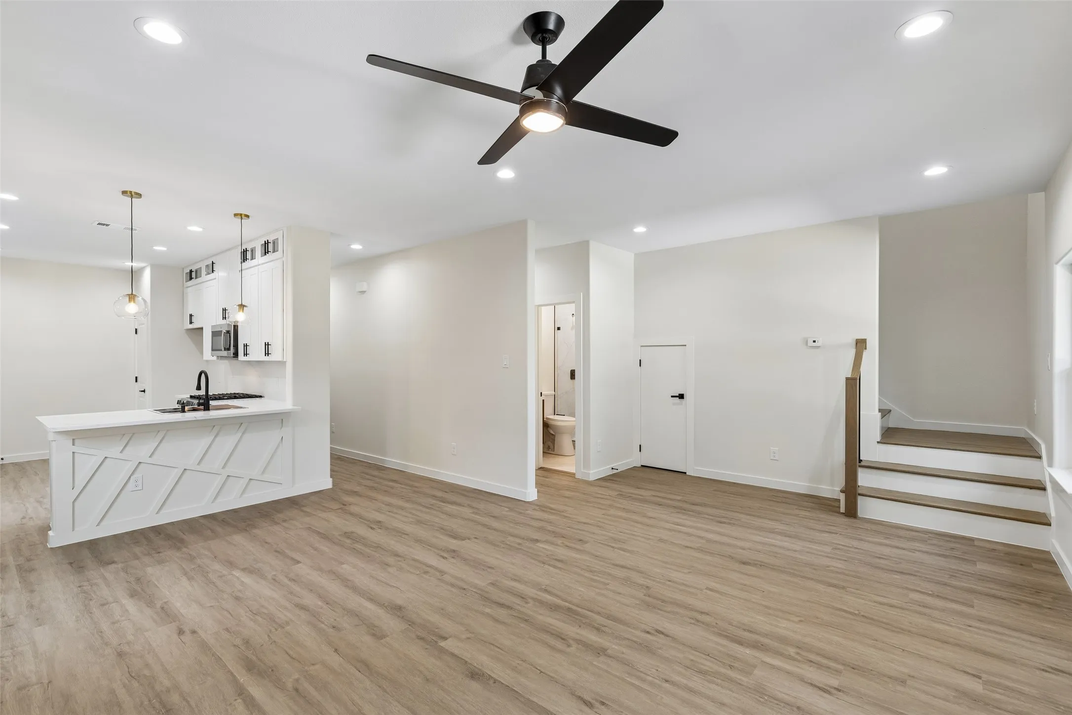 Single Family Residence For Sale in Dallas County , 3324 Navaro Street, Dallas, Texas 75212, 4 Bedroom, 4 Bathroom, Garage spaces, 2,236 Sqft, built in 2005, mls#21269329, Real Estate Agent in Dallas, Homes For Sale in Dallas county, Homes For Sale in Dallas, Realtor in Dallas Texas, Real Estate Brokerage Independent Realty Texas, Luminita Cordes Realtor