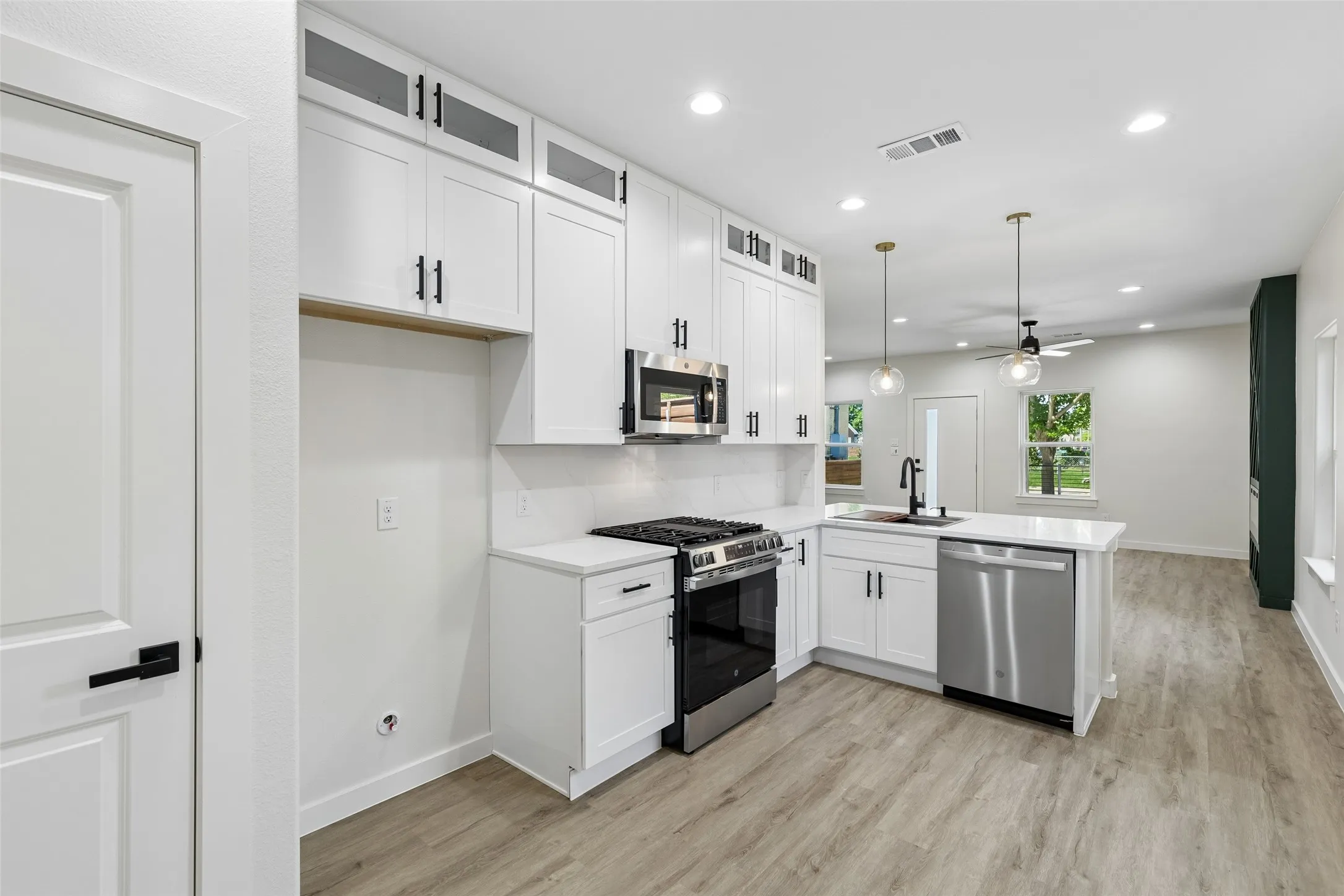 Single Family Residence For Sale in Dallas County , 3324 Navaro Street, Dallas, Texas 75212, 4 Bedroom, 4 Bathroom, Garage spaces, 2,236 Sqft, built in 2005, mls#21269329, Real Estate Agent in Dallas, Homes For Sale in Dallas county, Homes For Sale in Dallas, Realtor in Dallas Texas, Real Estate Brokerage Independent Realty Texas, Luminita Cordes Realtor