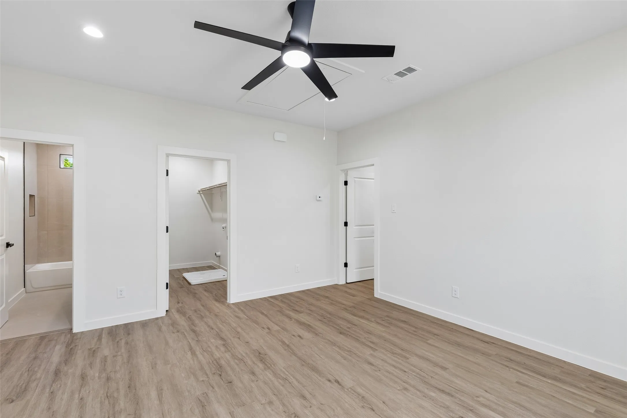 Single Family Residence For Sale in Dallas County , 3324 Navaro Street, Dallas, Texas 75212, 4 Bedroom, 4 Bathroom, Garage spaces, 2,236 Sqft, built in 2005, mls#21269329, Real Estate Agent in Dallas, Homes For Sale in Dallas county, Homes For Sale in Dallas, Realtor in Dallas Texas, Real Estate Brokerage Independent Realty Texas, Luminita Cordes Realtor