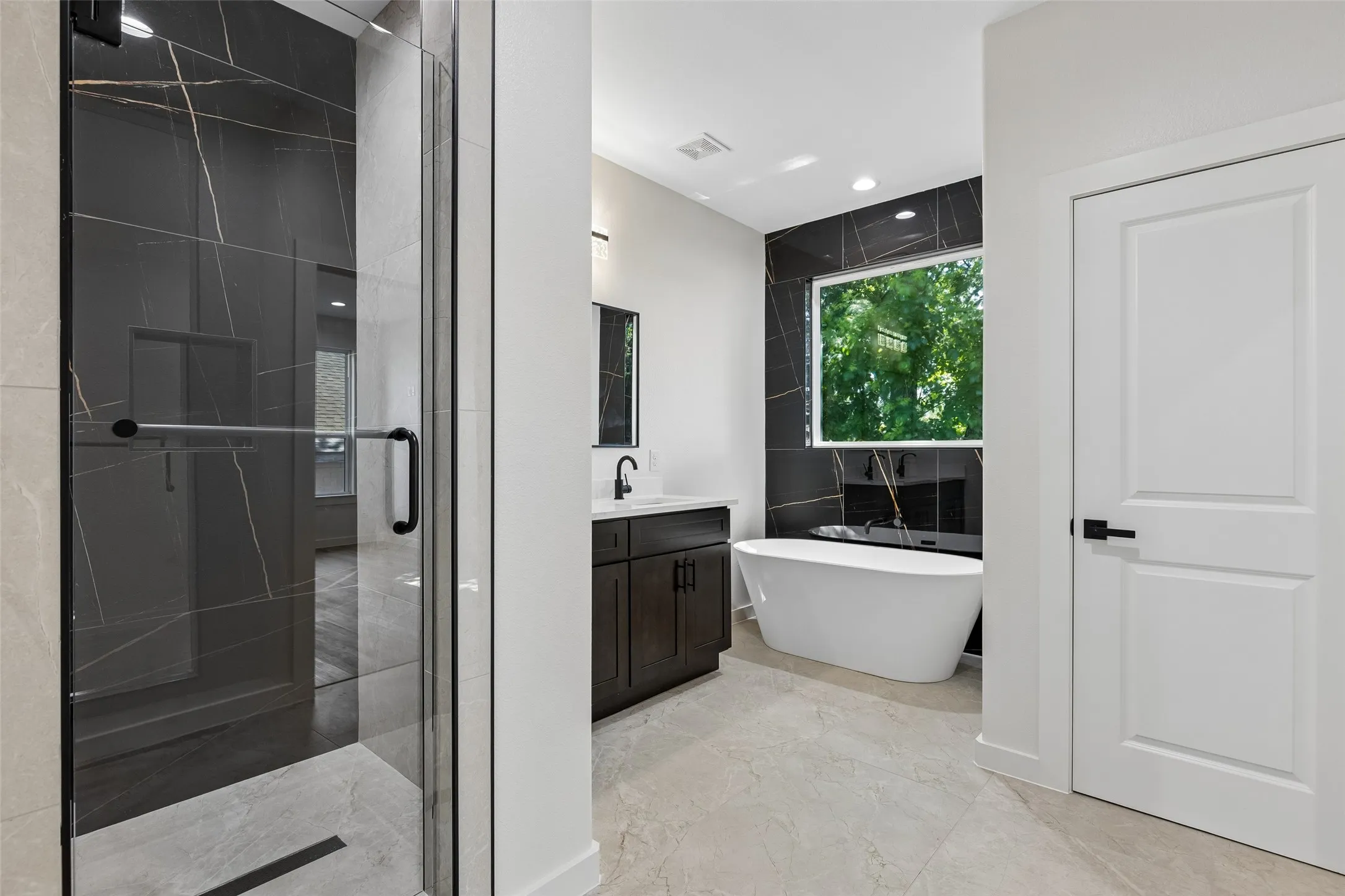Single Family Residence For Sale in Dallas County , 3324 Navaro Street, Dallas, Texas 75212, 4 Bedroom, 4 Bathroom, Garage spaces, 2,236 Sqft, built in 2005, mls#21269329, Real Estate Agent in Dallas, Homes For Sale in Dallas county, Homes For Sale in Dallas, Realtor in Dallas Texas, Real Estate Brokerage Independent Realty Texas, Luminita Cordes Realtor