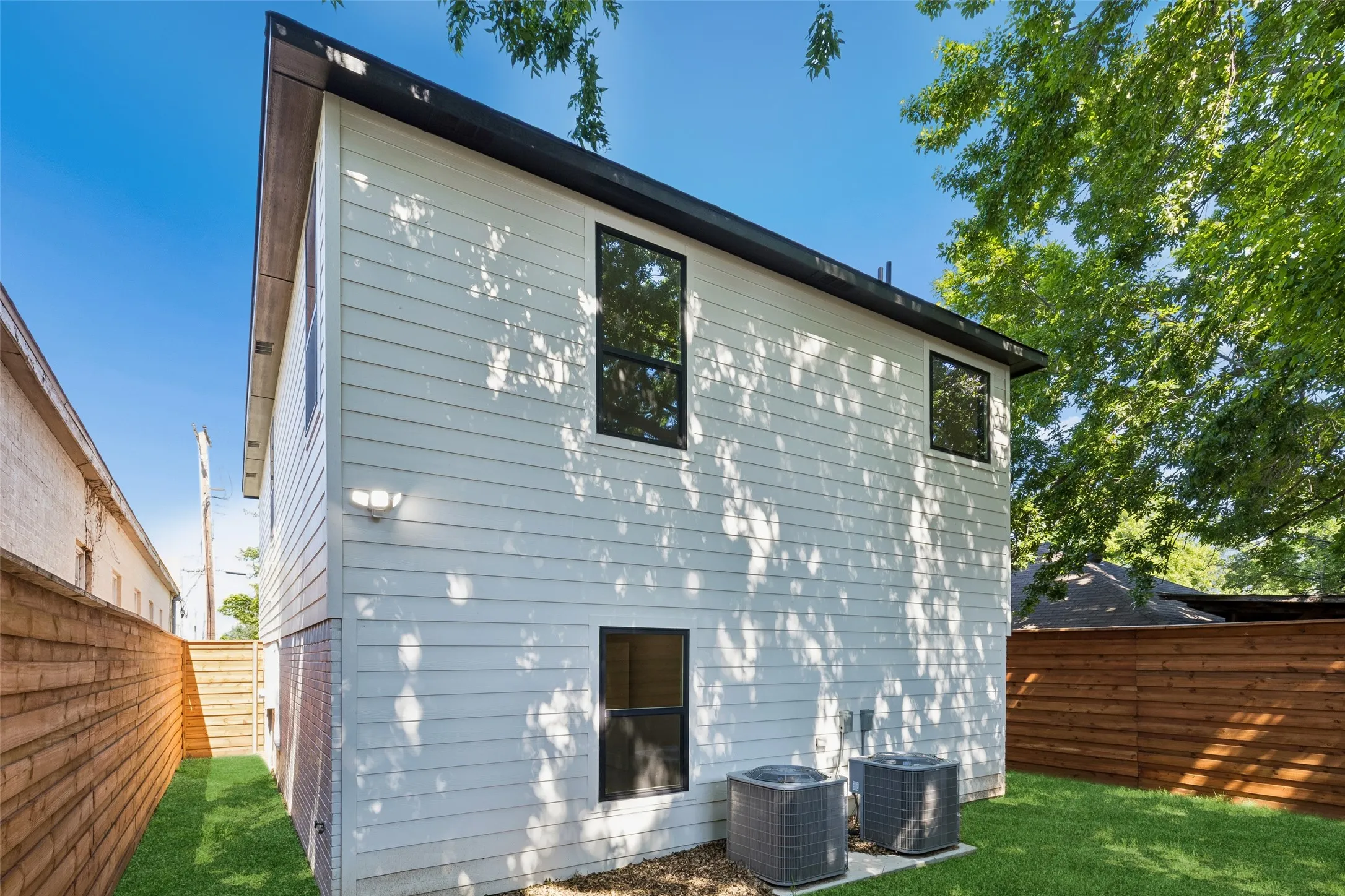 Single Family Residence For Sale in Dallas County , 3324 Navaro Street, Dallas, Texas 75212, 4 Bedroom, 4 Bathroom, Garage spaces, 2,236 Sqft, built in 2005, mls#21269329, Real Estate Agent in Dallas, Homes For Sale in Dallas county, Homes For Sale in Dallas, Realtor in Dallas Texas, Real Estate Brokerage Independent Realty Texas, Luminita Cordes Realtor