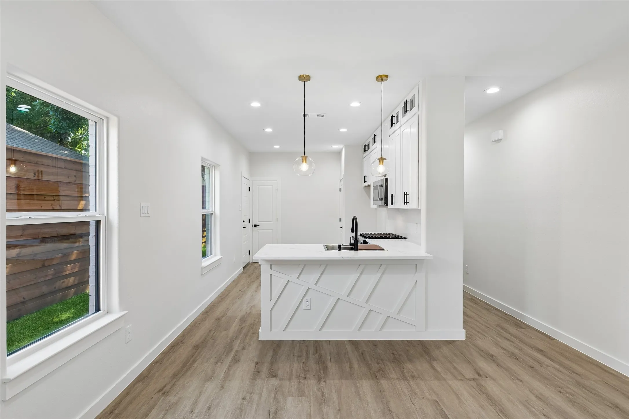 Single Family Residence For Sale in Dallas County , 3324 Navaro Street, Dallas, Texas 75212, 4 Bedroom, 4 Bathroom, Garage spaces, 2,236 Sqft, built in 2005, mls#21269329, Real Estate Agent in Dallas, Homes For Sale in Dallas county, Homes For Sale in Dallas, Realtor in Dallas Texas, Real Estate Brokerage Independent Realty Texas, Luminita Cordes Realtor