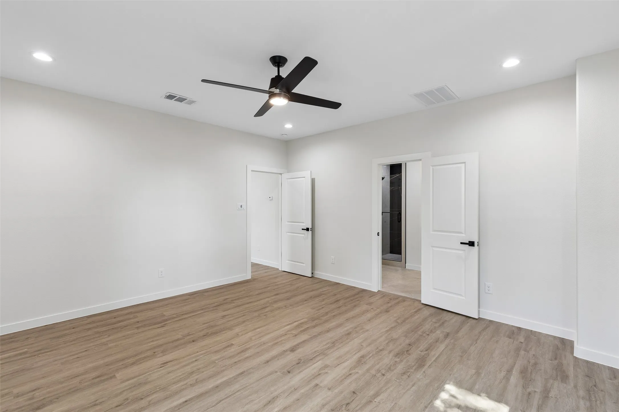 Single Family Residence For Sale in Dallas County , 3324 Navaro Street, Dallas, Texas 75212, 4 Bedroom, 4 Bathroom, Garage spaces, 2,236 Sqft, built in 2005, mls#21269329, Real Estate Agent in Dallas, Homes For Sale in Dallas county, Homes For Sale in Dallas, Realtor in Dallas Texas, Real Estate Brokerage Independent Realty Texas, Luminita Cordes Realtor