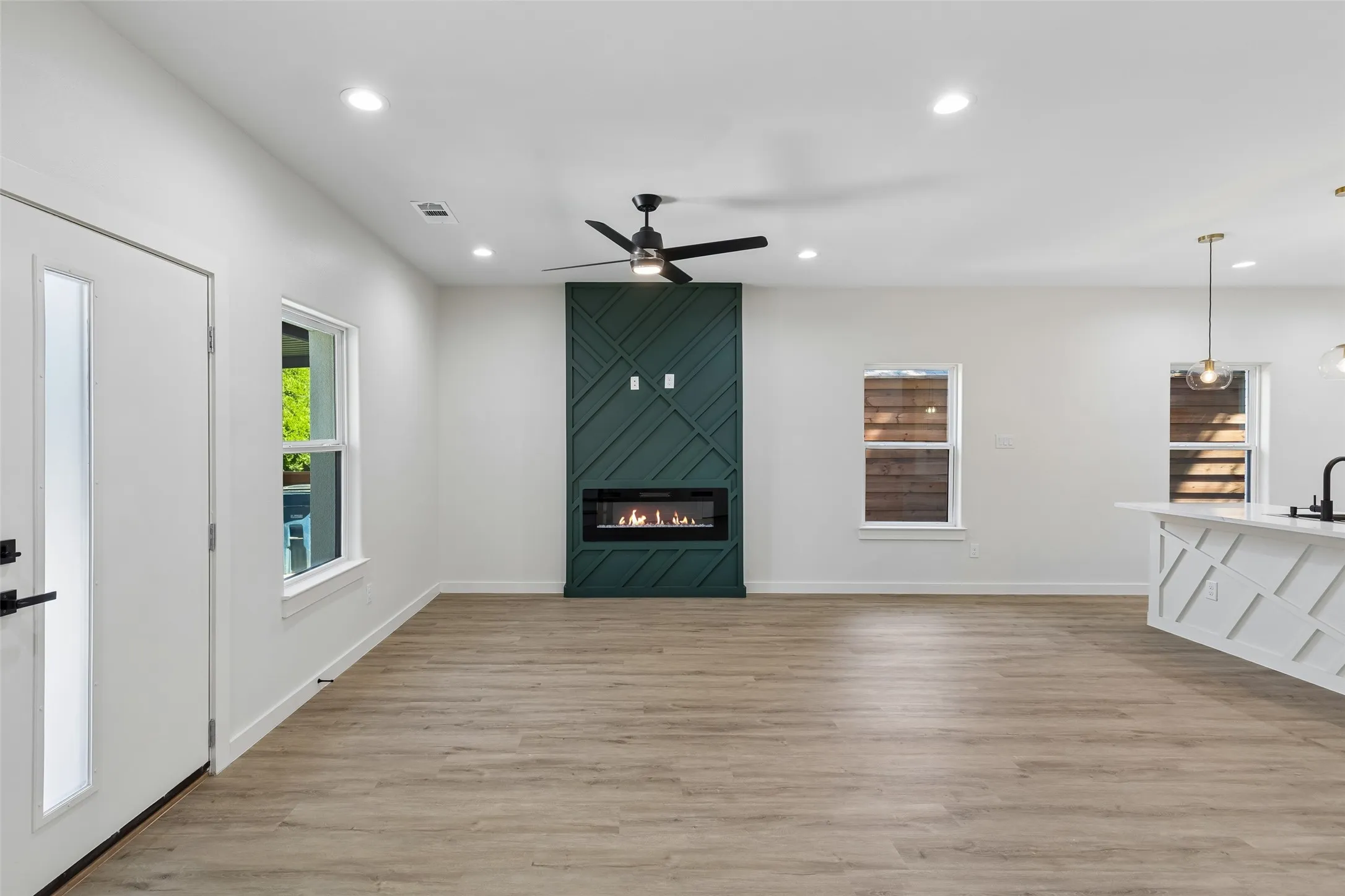 Single Family Residence For Sale in Dallas County , 3324 Navaro Street, Dallas, Texas 75212, 4 Bedroom, 4 Bathroom, Garage spaces, 2,236 Sqft, built in 2005, mls#21269329, Real Estate Agent in Dallas, Homes For Sale in Dallas county, Homes For Sale in Dallas, Realtor in Dallas Texas, Real Estate Brokerage Independent Realty Texas, Luminita Cordes Realtor