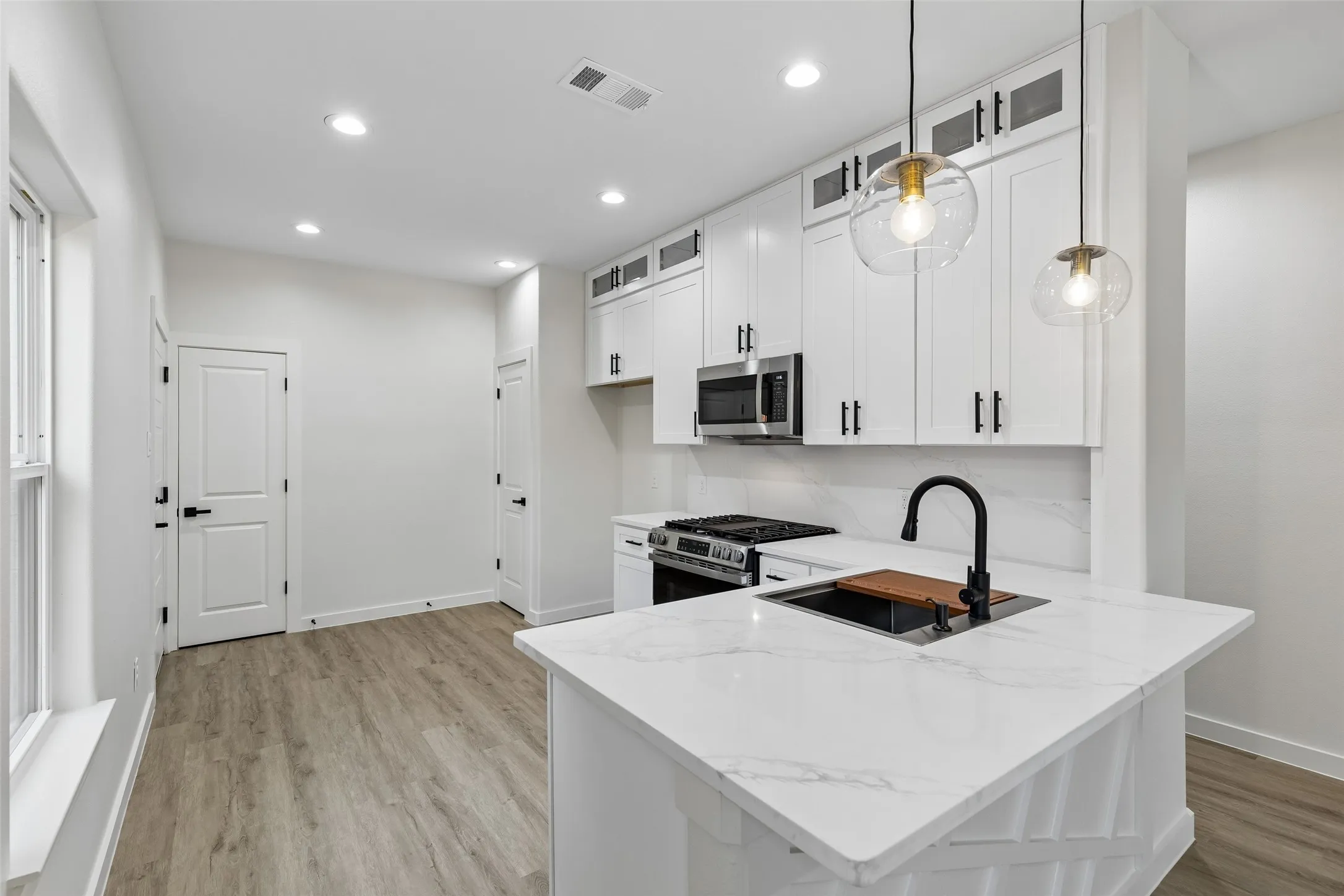 Single Family Residence For Sale in Dallas County , 3324 Navaro Street, Dallas, Texas 75212, 4 Bedroom, 4 Bathroom, Garage spaces, 2,236 Sqft, built in 2005, mls#21269329, Real Estate Agent in Dallas, Homes For Sale in Dallas county, Homes For Sale in Dallas, Realtor in Dallas Texas, Real Estate Brokerage Independent Realty Texas, Luminita Cordes Realtor