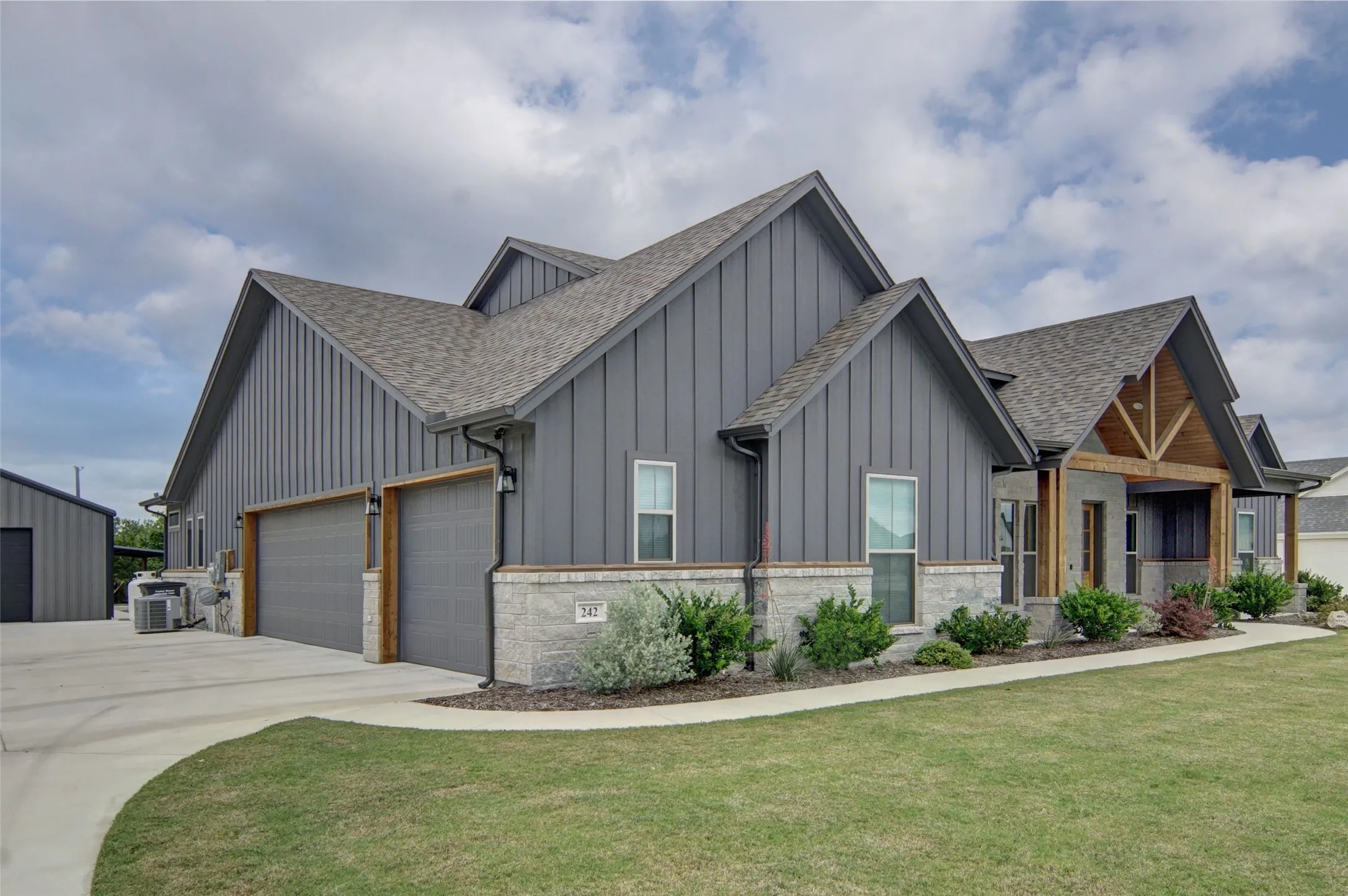 Single Family Residence For Sale in Parker County , 242 Coalson Crossing, Azle, Texas 76020, 4 Bedroom, 3 Bathroom, 3 Garage spaces, 2,579 Sqft, built in 2023, mls#21268600, Real Estate Agent in Azle, Homes For Sale in Parker county, Homes For Sale in Azle, Realtor in Azle Texas, Real Estate Brokerage Independent Realty Texas, Luminita Cordes Realtor
