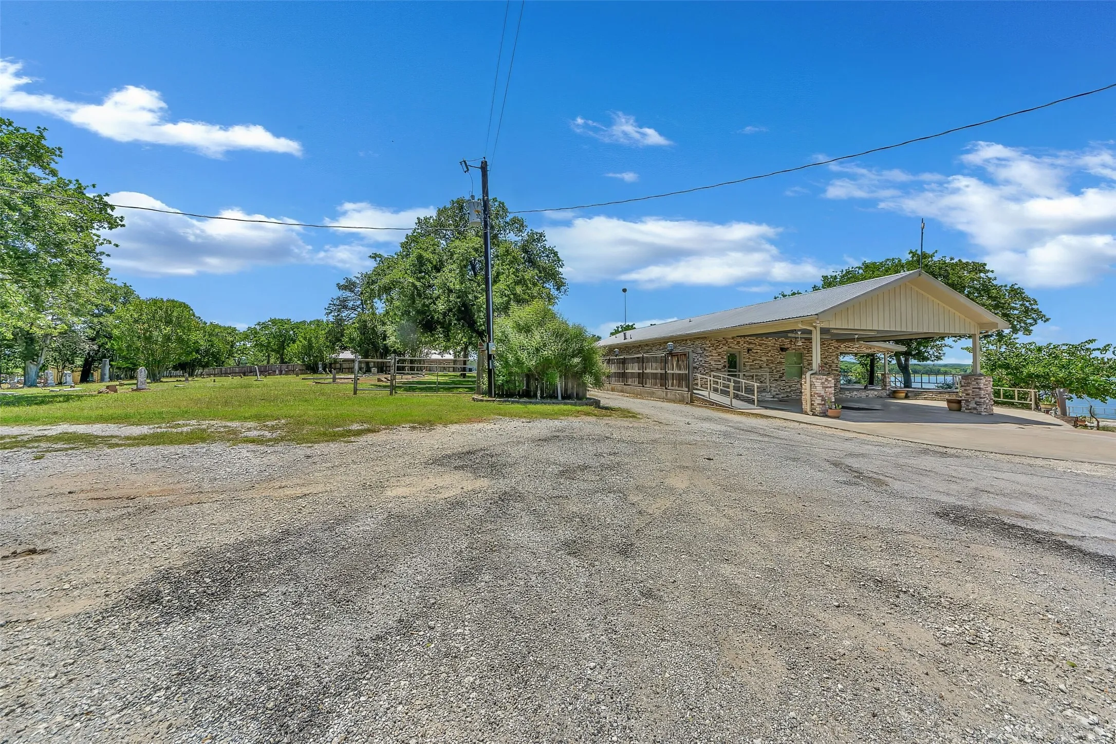 Single Family Residence For Sale in Montague County , 566 Selma Road, Bowie, Texas 76230, 2 Bedroom, 2 Bathroom, Garage spaces, 1,680 Sqft, built in 2005, mls#21271606, Real Estate Agent in Bowie, Homes For Sale in Montague county, Homes For Sale in Bowie, Realtor in Bowie Texas, Real Estate Brokerage Independent Realty Texas, Luminita Cordes Realtor