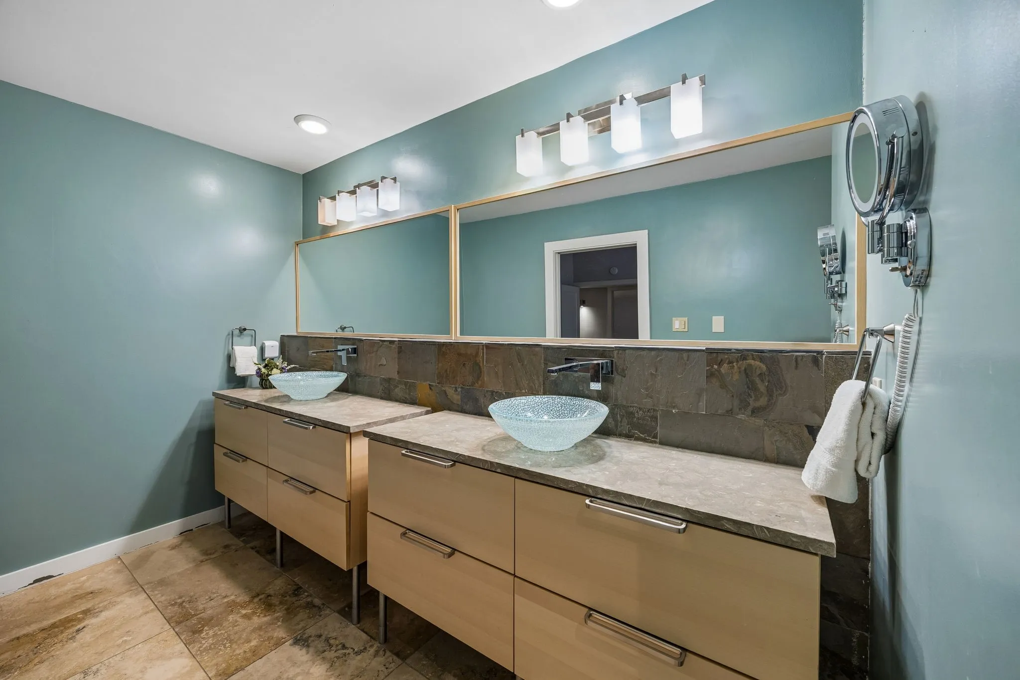 Single Family Residence For Sale in Dallas County , 7001 Kingshollow Drive, Dallas, Texas 75248, 4 Bedroom, 4 Bathroom, 2 Garage spaces, 3,181 Sqft, built in 1978, mls#21234897, Real Estate Agent in Dallas, Homes For Sale in Dallas county, Homes For Sale in Dallas, Realtor in Dallas Texas, Real Estate Brokerage Independent Realty Texas, Luminita Cordes Realtor
