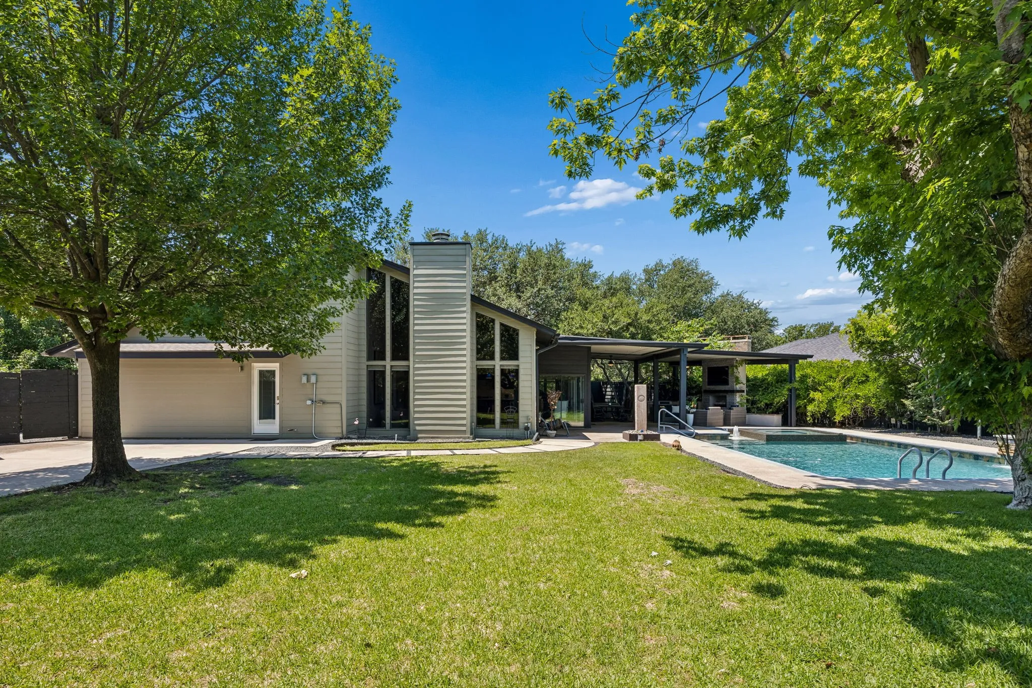 Expansive backyard!