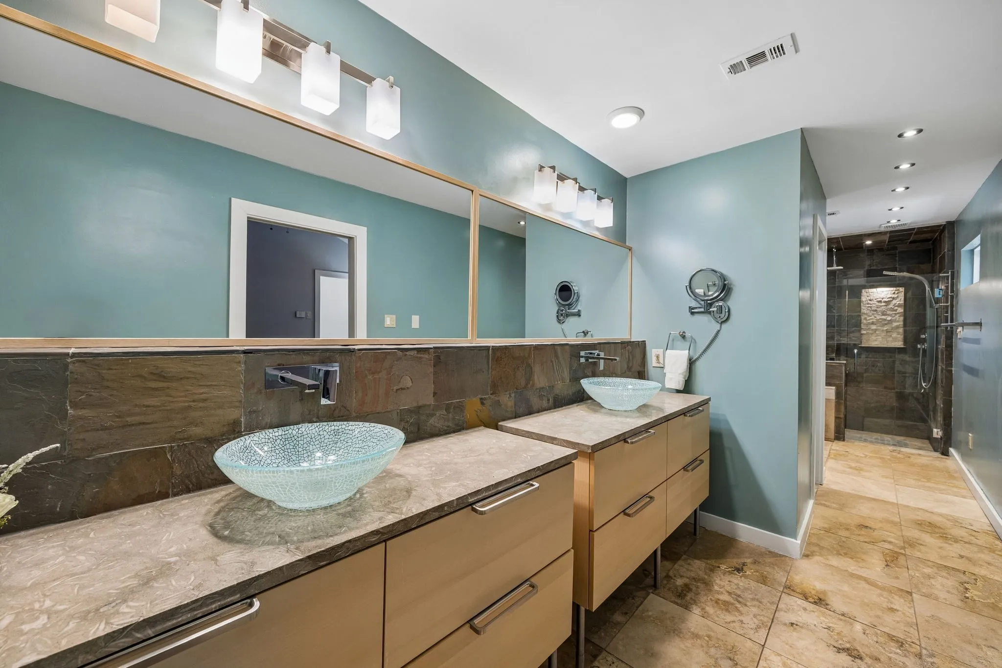 Dual vanity & sinks in the primary suite