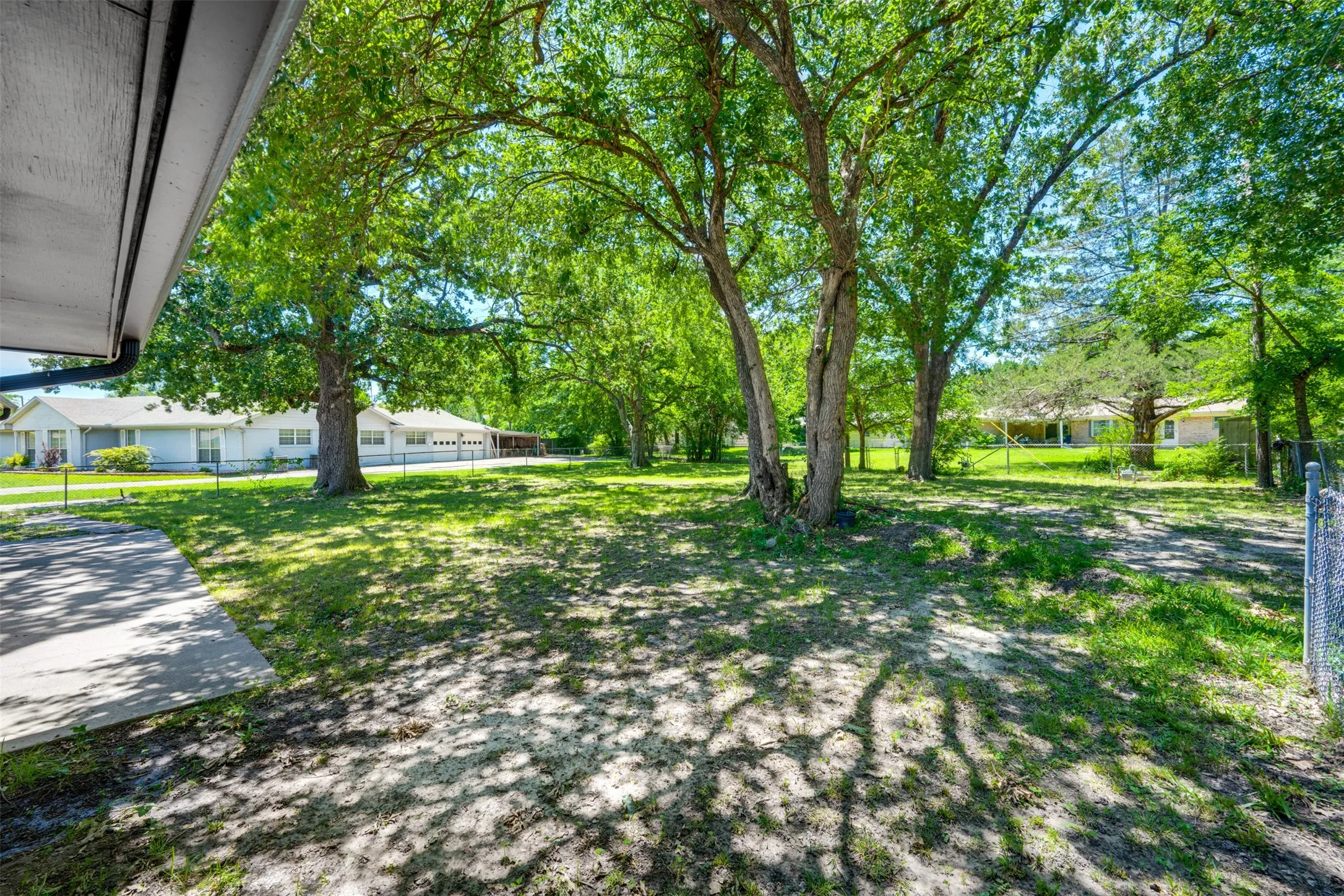 Single Family Residence For Sale in Hunt County , 3011 Tanglewood Drive, Commerce, Texas 75428, 3 Bedroom, 2 Bathroom, 2 Garage spaces, 1,890 Sqft, built in 1967, mls#21271788, Real Estate Agent in Commerce, Homes For Sale in Hunt county, Homes For Sale in Commerce, Realtor in Commerce Texas, Real Estate Brokerage Independent Realty Texas, Luminita Cordes Realtor