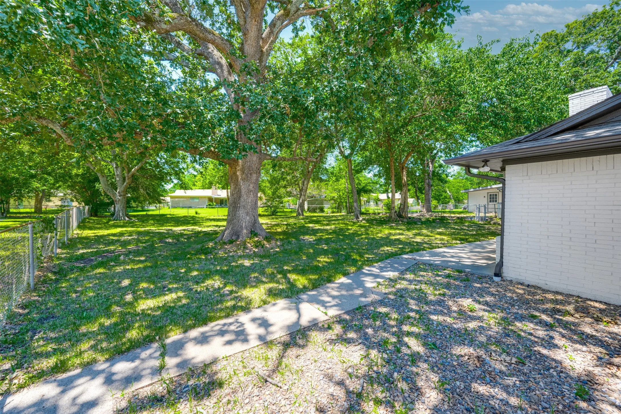 Single Family Residence For Sale in Hunt County , 3011 Tanglewood Drive, Commerce, Texas 75428, 3 Bedroom, 2 Bathroom, 2 Garage spaces, 1,890 Sqft, built in 1967, mls#21271788, Real Estate Agent in Commerce, Homes For Sale in Hunt county, Homes For Sale in Commerce, Realtor in Commerce Texas, Real Estate Brokerage Independent Realty Texas, Luminita Cordes Realtor