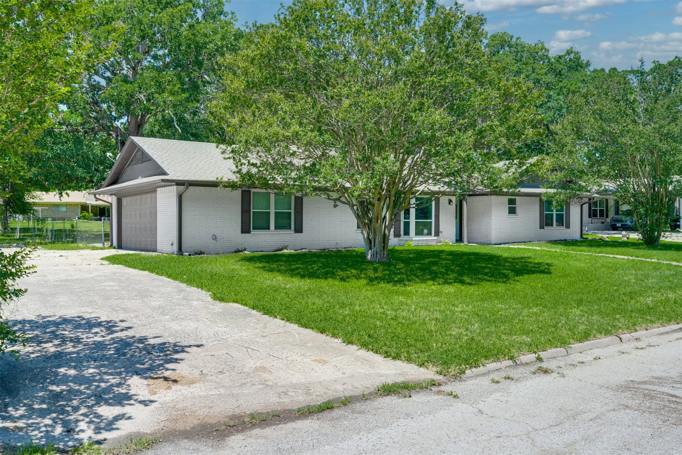 Single Family Residence For Sale in Hunt County , 3011 Tanglewood Drive, Commerce, Texas 75428, 3 Bedroom, 2 Bathroom, 2 Garage spaces, 1,890 Sqft, built in 1967, mls#21271788, Real Estate Agent in Commerce, Homes For Sale in Hunt county, Homes For Sale in Commerce, Realtor in Commerce Texas, Real Estate Brokerage Independent Realty Texas, Luminita Cordes Realtor
