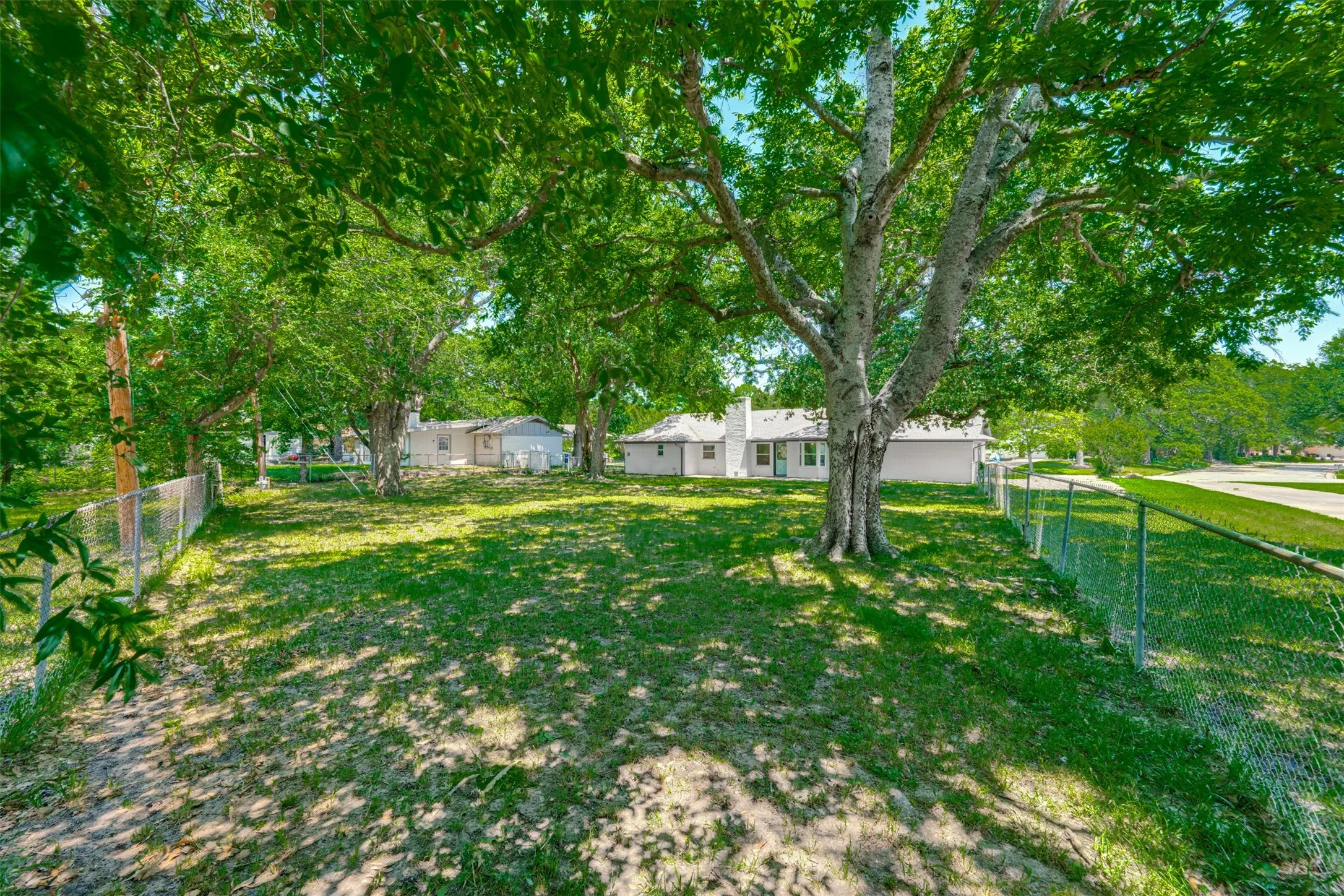 Single Family Residence For Sale in Hunt County , 3011 Tanglewood Drive, Commerce, Texas 75428, 3 Bedroom, 2 Bathroom, 2 Garage spaces, 1,890 Sqft, built in 1967, mls#21271788, Real Estate Agent in Commerce, Homes For Sale in Hunt county, Homes For Sale in Commerce, Realtor in Commerce Texas, Real Estate Brokerage Independent Realty Texas, Luminita Cordes Realtor