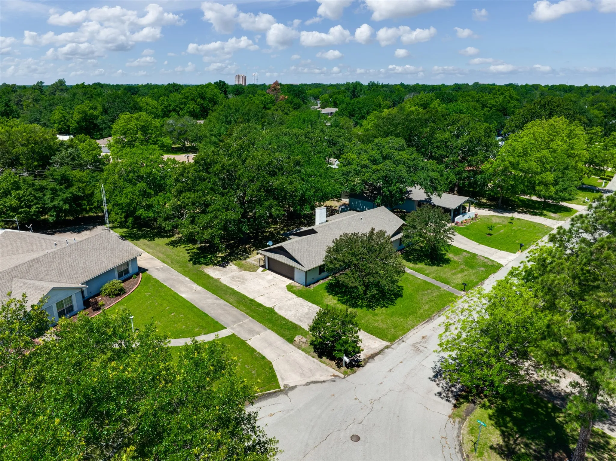 Single Family Residence For Sale in Hunt County , 3011 Tanglewood Drive, Commerce, Texas 75428, 3 Bedroom, 2 Bathroom, 2 Garage spaces, 1,890 Sqft, built in 1967, mls#21271788, Real Estate Agent in Commerce, Homes For Sale in Hunt county, Homes For Sale in Commerce, Realtor in Commerce Texas, Real Estate Brokerage Independent Realty Texas, Luminita Cordes Realtor