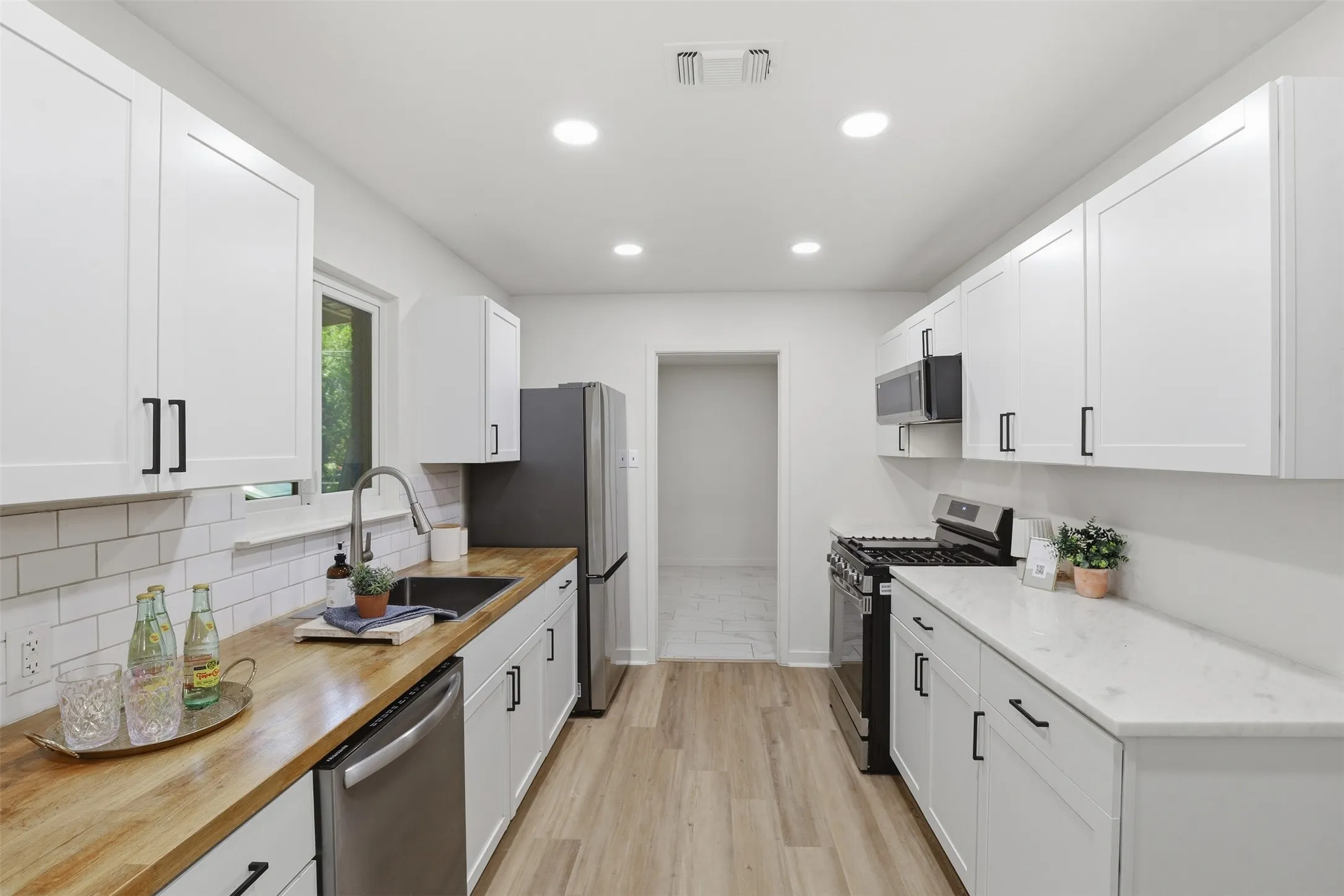 Single Family Residence For Sale in Tarrant County , 833 Bridle Avenue, White Settlement, Texas 76108, 3 Bedrooms, 2 Bathrooms, 2 Garage spaces, 1,030 Sqft, built in 1964, Price $225,000, mls#21270472, Real Estate Agent in White Settlement, Homes For Sale in Tarrant county, Homes For Sale in White Settlement, Realtor in White Settlement Texas, Real Estate Brokerage Independent Realty Texas, Luminita Cordes Realtor