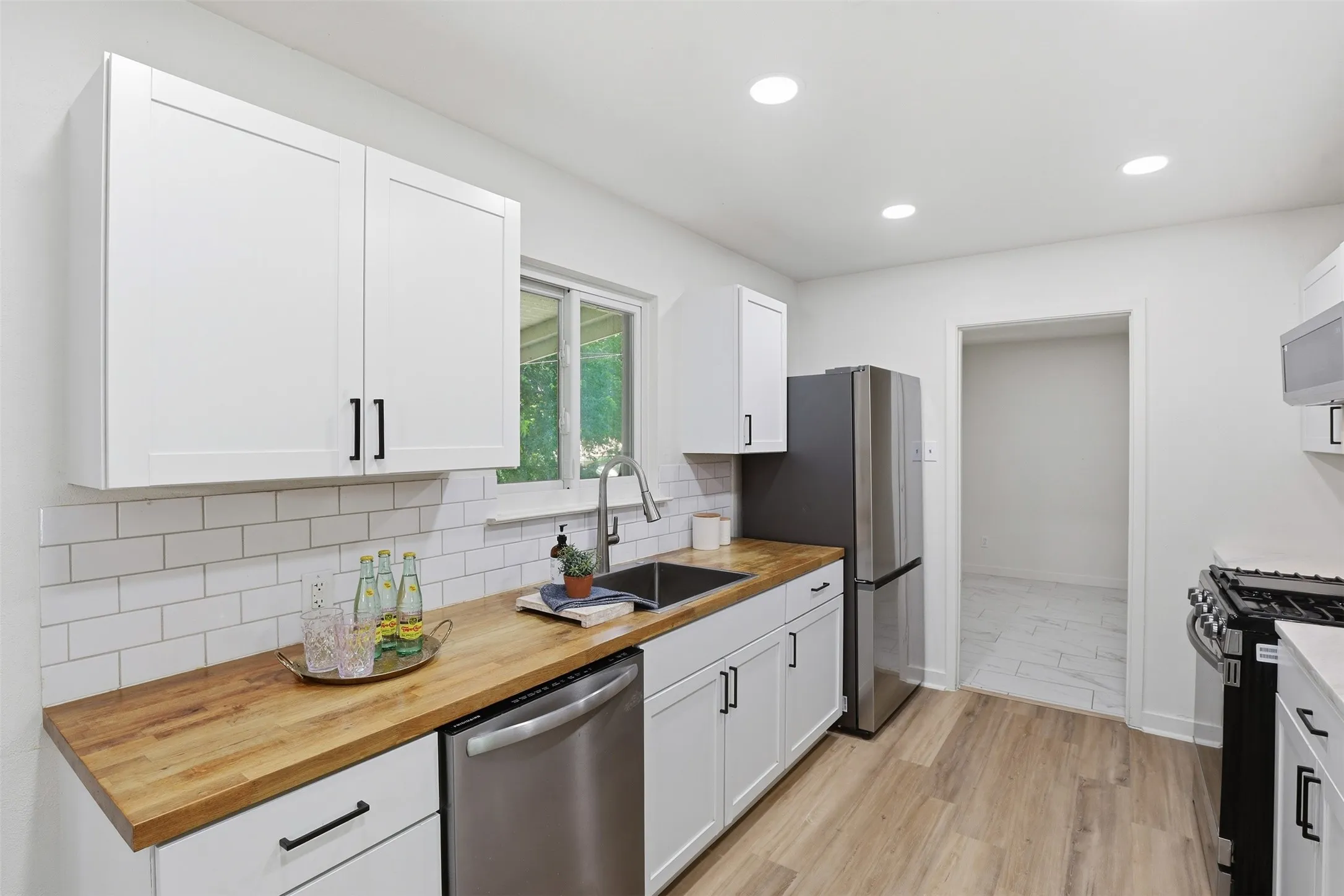 Single Family Residence For Sale in Tarrant County , 833 Bridle Avenue, White Settlement, Texas 76108, 3 Bedrooms, 2 Bathrooms, 2 Garage spaces, 1,030 Sqft, built in 1964, Price $225,000, mls#21270472, Real Estate Agent in White Settlement, Homes For Sale in Tarrant county, Homes For Sale in White Settlement, Realtor in White Settlement Texas, Real Estate Brokerage Independent Realty Texas, Luminita Cordes Realtor