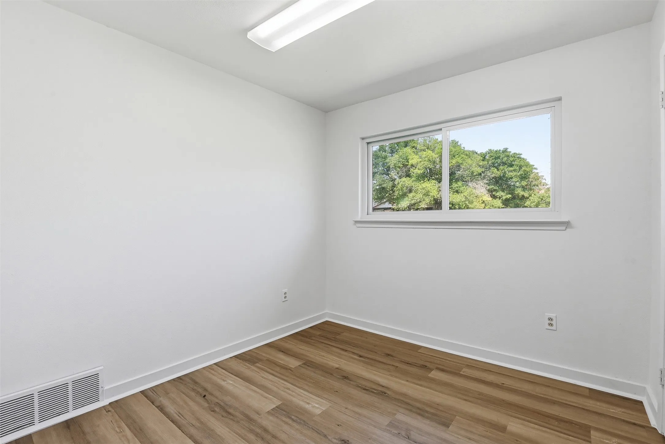 Single Family Residence For Sale in Tarrant County , 833 Bridle Avenue, White Settlement, Texas 76108, 3 Bedrooms, 2 Bathrooms, 2 Garage spaces, 1,030 Sqft, built in 1964, Price $225,000, mls#21270472, Real Estate Agent in White Settlement, Homes For Sale in Tarrant county, Homes For Sale in White Settlement, Realtor in White Settlement Texas, Real Estate Brokerage Independent Realty Texas, Luminita Cordes Realtor