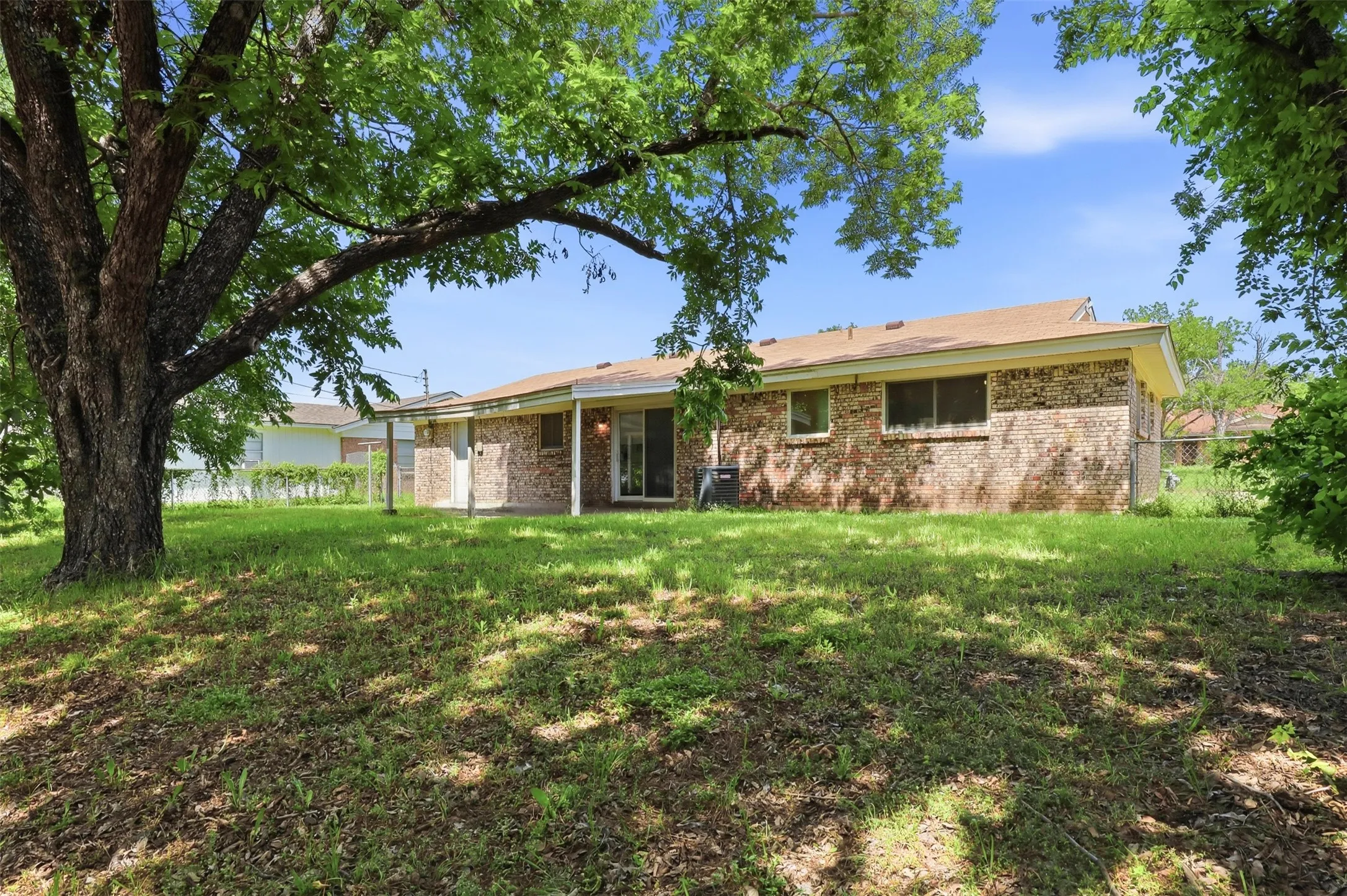 Single Family Residence For Sale in Tarrant County , 833 Bridle Avenue, White Settlement, Texas 76108, 3 Bedrooms, 2 Bathrooms, 2 Garage spaces, 1,030 Sqft, built in 1964, Price $225,000, mls#21270472, Real Estate Agent in White Settlement, Homes For Sale in Tarrant county, Homes For Sale in White Settlement, Realtor in White Settlement Texas, Real Estate Brokerage Independent Realty Texas, Luminita Cordes Realtor
