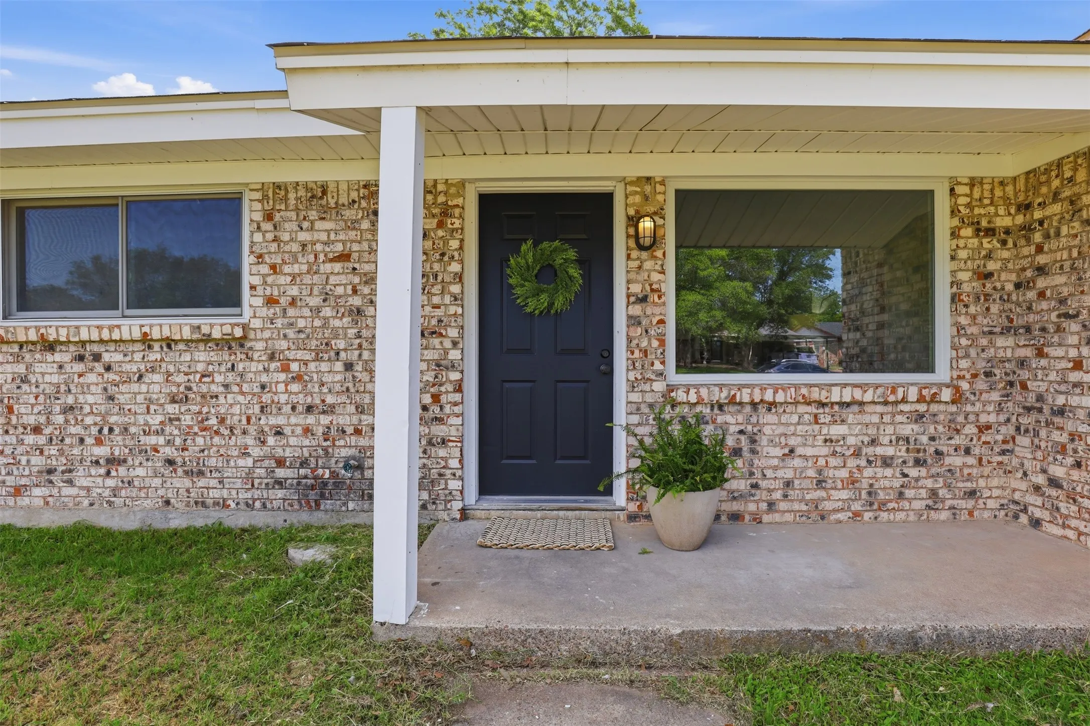 Single Family Residence For Sale in Tarrant County , 833 Bridle Avenue, White Settlement, Texas 76108, 3 Bedrooms, 2 Bathrooms, 2 Garage spaces, 1,030 Sqft, built in 1964, Price $225,000, mls#21270472, Real Estate Agent in White Settlement, Homes For Sale in Tarrant county, Homes For Sale in White Settlement, Realtor in White Settlement Texas, Real Estate Brokerage Independent Realty Texas, Luminita Cordes Realtor