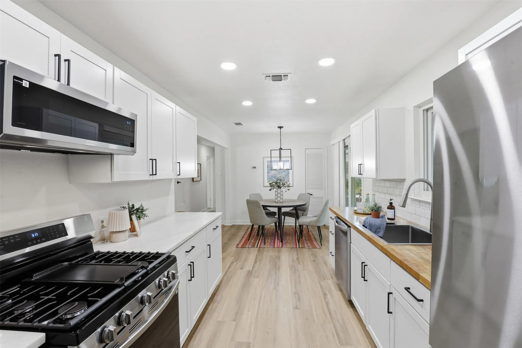 Single Family Residence For Sale in Tarrant County , 833 Bridle Avenue, White Settlement, Texas 76108, 3 Bedrooms, 2 Bathrooms, 2 Garage spaces, 1,030 Sqft, built in 1964, Price $225,000, mls#21270472, Real Estate Agent in White Settlement, Homes For Sale in Tarrant county, Homes For Sale in White Settlement, Realtor in White Settlement Texas, Real Estate Brokerage Independent Realty Texas, Luminita Cordes Realtor