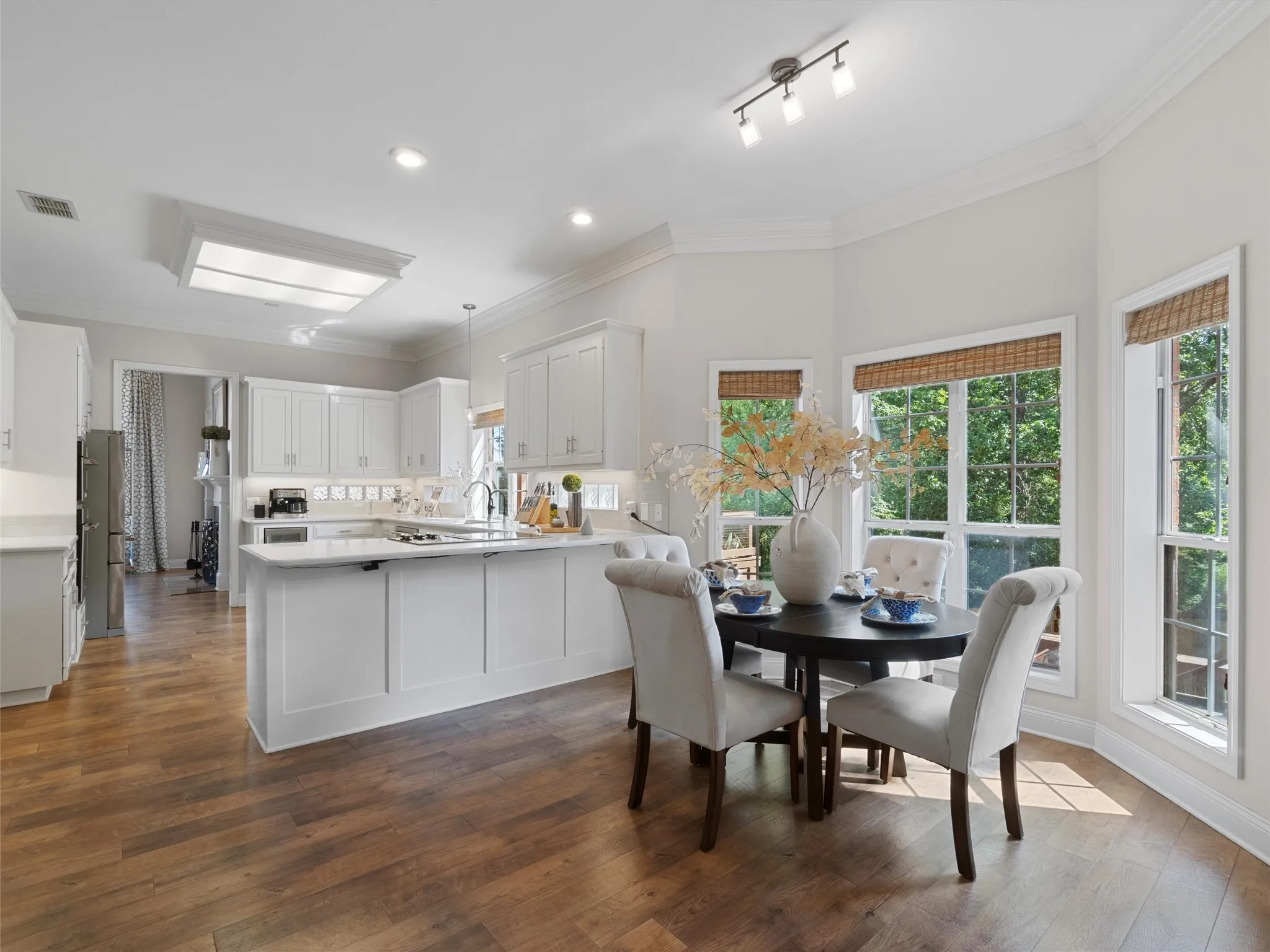 Single Family Residence For Sale in Gregg County , 1103 Marigold Lane, Longview, Texas 75604, 3 Bedroom, 3 Bathroom, 2 Garage spaces, 3,056 Sqft, built in 1995, mls#21271902, Real Estate Agent in Longview, Homes For Sale in Gregg county, Homes For Sale in Longview, Realtor in Longview Texas, Real Estate Brokerage Independent Realty Texas, Luminita Cordes Realtor
