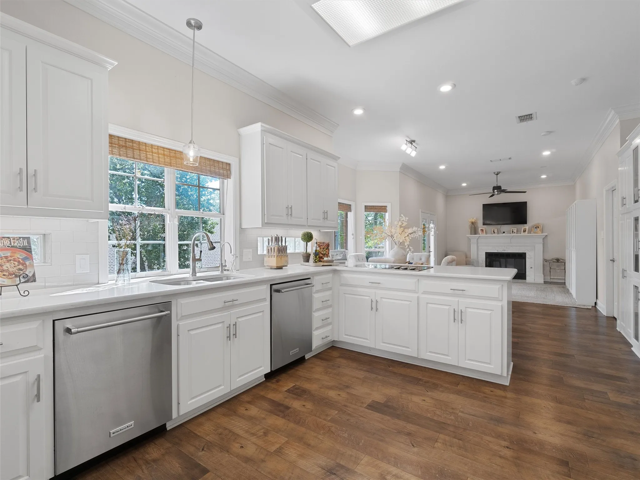 Single Family Residence For Sale in Gregg County , 1103 Marigold Lane, Longview, Texas 75604, 3 Bedroom, 3 Bathroom, 2 Garage spaces, 3,056 Sqft, built in 1995, mls#21271902, Real Estate Agent in Longview, Homes For Sale in Gregg county, Homes For Sale in Longview, Realtor in Longview Texas, Real Estate Brokerage Independent Realty Texas, Luminita Cordes Realtor