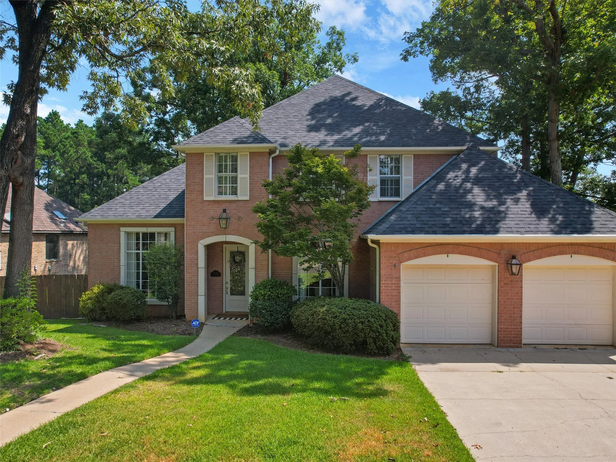 Single Family Residence For Sale in Gregg County , 1103 Marigold Lane, Longview, Texas 75604, 3 Bedroom, 3 Bathroom, 2 Garage spaces, 3,056 Sqft, built in 1995, mls#21271902, Real Estate Agent in Longview, Homes For Sale in Gregg county, Homes For Sale in Longview, Realtor in Longview Texas, Real Estate Brokerage Independent Realty Texas, Luminita Cordes Realtor