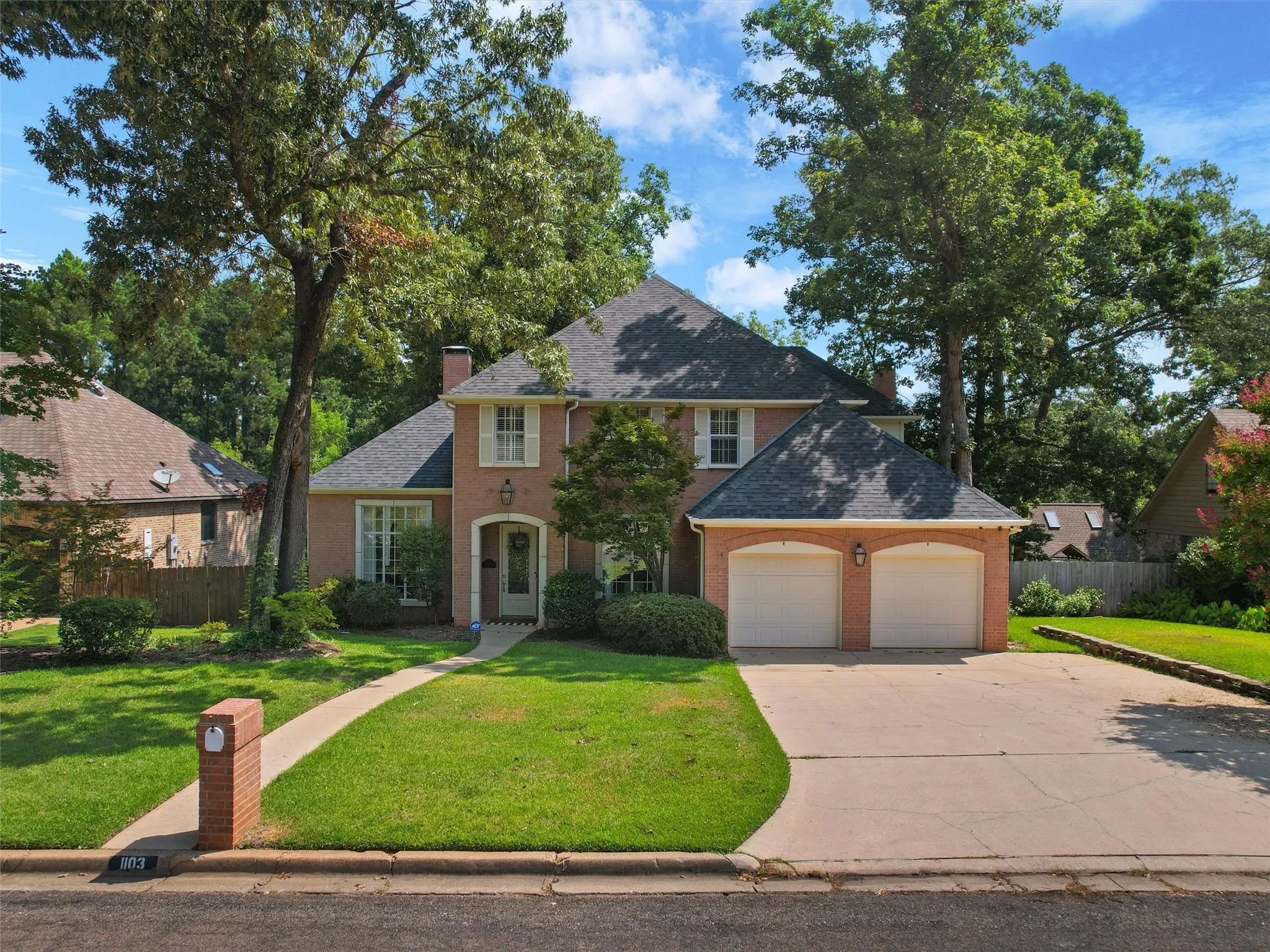 Single Family Residence For Sale in Gregg County , 1103 Marigold Lane, Longview, Texas 75604, 3 Bedroom, 3 Bathroom, 2 Garage spaces, 3,056 Sqft, built in 1995, mls#21271902, Real Estate Agent in Longview, Homes For Sale in Gregg county, Homes For Sale in Longview, Realtor in Longview Texas, Real Estate Brokerage Independent Realty Texas, Luminita Cordes Realtor