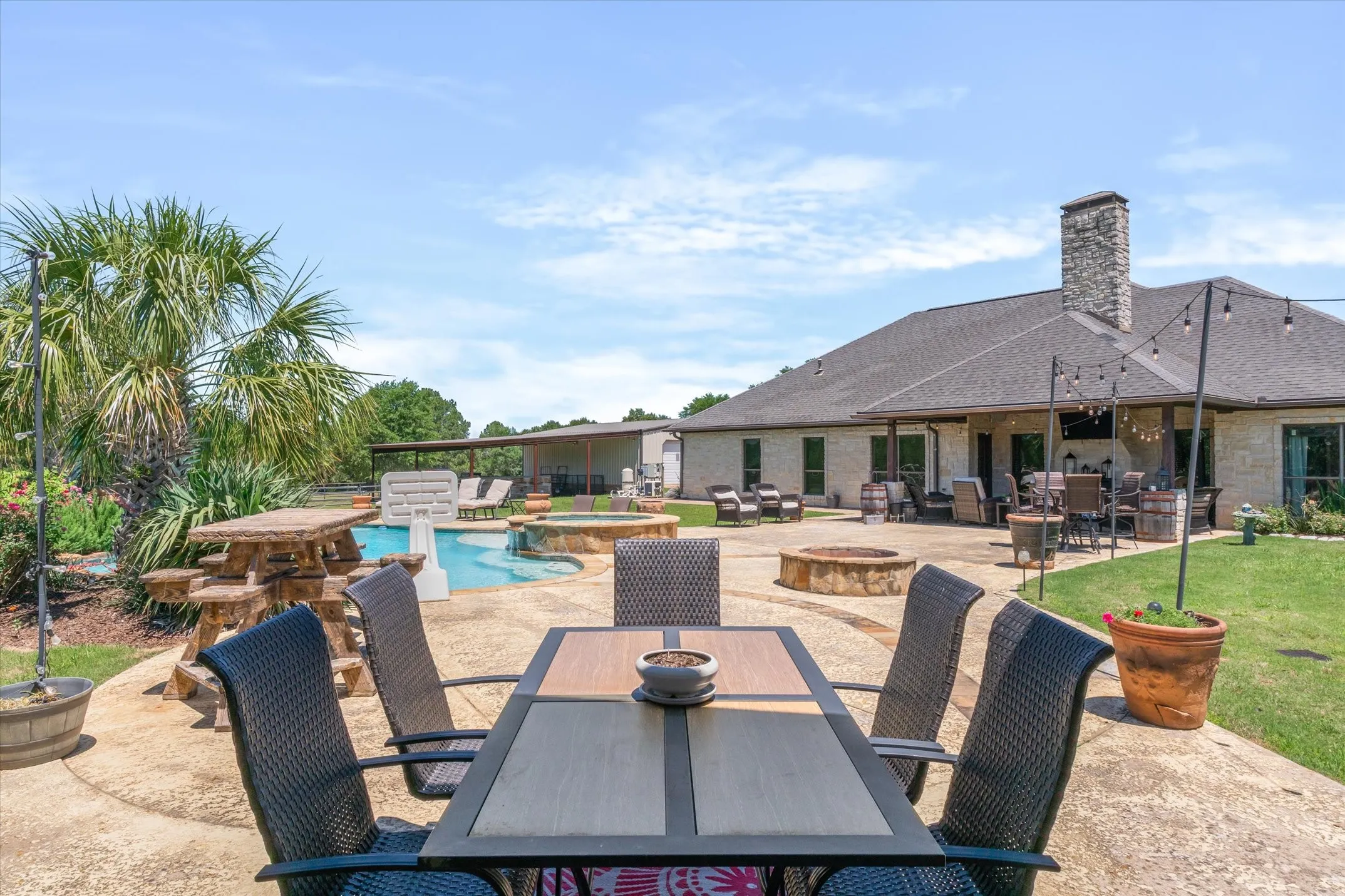 Single Family Residence For Sale in Van Zandt County , 347 VZ County Road 3108, Edgewood, Texas 75117, 4 Bedrooms, 3 Bathrooms, 2 Garage spaces, 3,004 Sqft, built in 2007, Price $1,300,000, mls#21271865, Real Estate Agent in Edgewood, Homes For Sale in Van Zandt county, Homes For Sale in Edgewood, Realtor in Edgewood Texas, Real Estate Brokerage Independent Realty Texas, Luminita Cordes Realtor