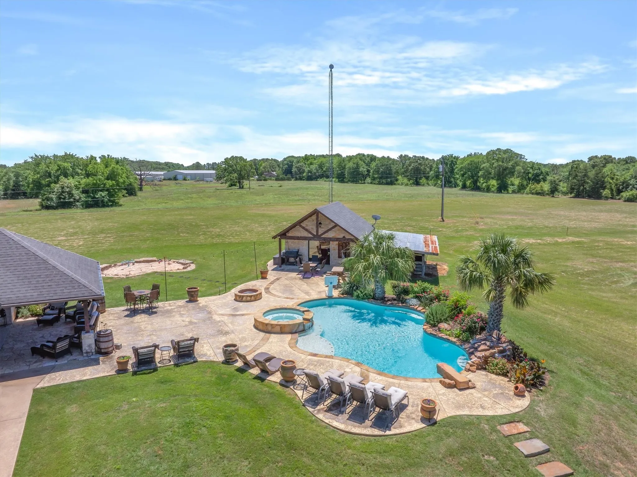 Single Family Residence For Sale in Van Zandt County , 347 VZ County Road 3108, Edgewood, Texas 75117, 4 Bedrooms, 3 Bathrooms, 2 Garage spaces, 3,004 Sqft, built in 2007, Price $1,300,000, mls#21271865, Real Estate Agent in Edgewood, Homes For Sale in Van Zandt county, Homes For Sale in Edgewood, Realtor in Edgewood Texas, Real Estate Brokerage Independent Realty Texas, Luminita Cordes Realtor