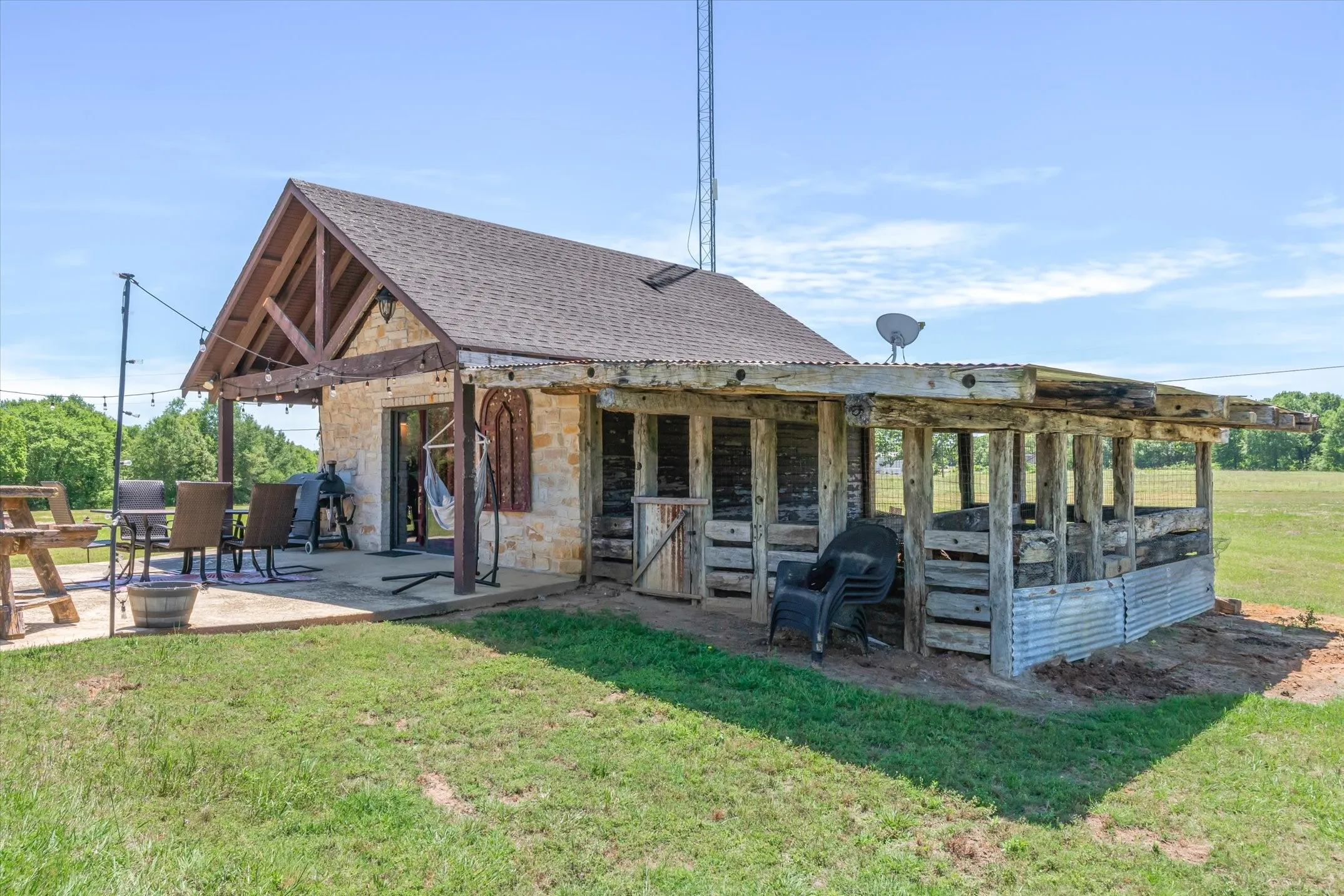 Single Family Residence For Sale in Van Zandt County , 347 VZ County Road 3108, Edgewood, Texas 75117, 4 Bedrooms, 3 Bathrooms, 2 Garage spaces, 3,004 Sqft, built in 2007, Price $1,300,000, mls#21271865, Real Estate Agent in Edgewood, Homes For Sale in Van Zandt county, Homes For Sale in Edgewood, Realtor in Edgewood Texas, Real Estate Brokerage Independent Realty Texas, Luminita Cordes Realtor