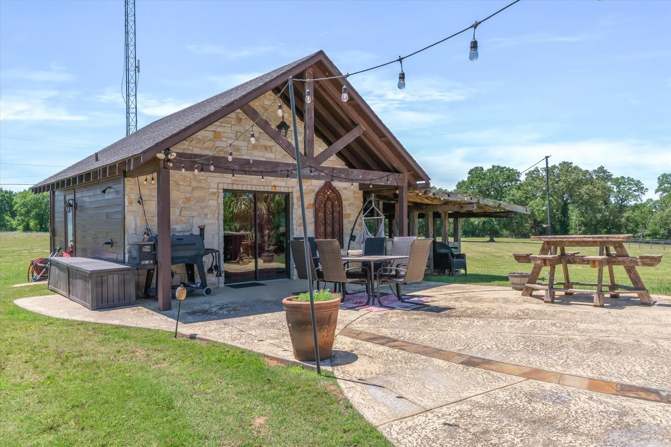 Single Family Residence For Sale in Van Zandt County , 347 VZ County Road 3108, Edgewood, Texas 75117, 4 Bedrooms, 3 Bathrooms, 2 Garage spaces, 3,004 Sqft, built in 2007, Price $1,300,000, mls#21271865, Real Estate Agent in Edgewood, Homes For Sale in Van Zandt county, Homes For Sale in Edgewood, Realtor in Edgewood Texas, Real Estate Brokerage Independent Realty Texas, Luminita Cordes Realtor