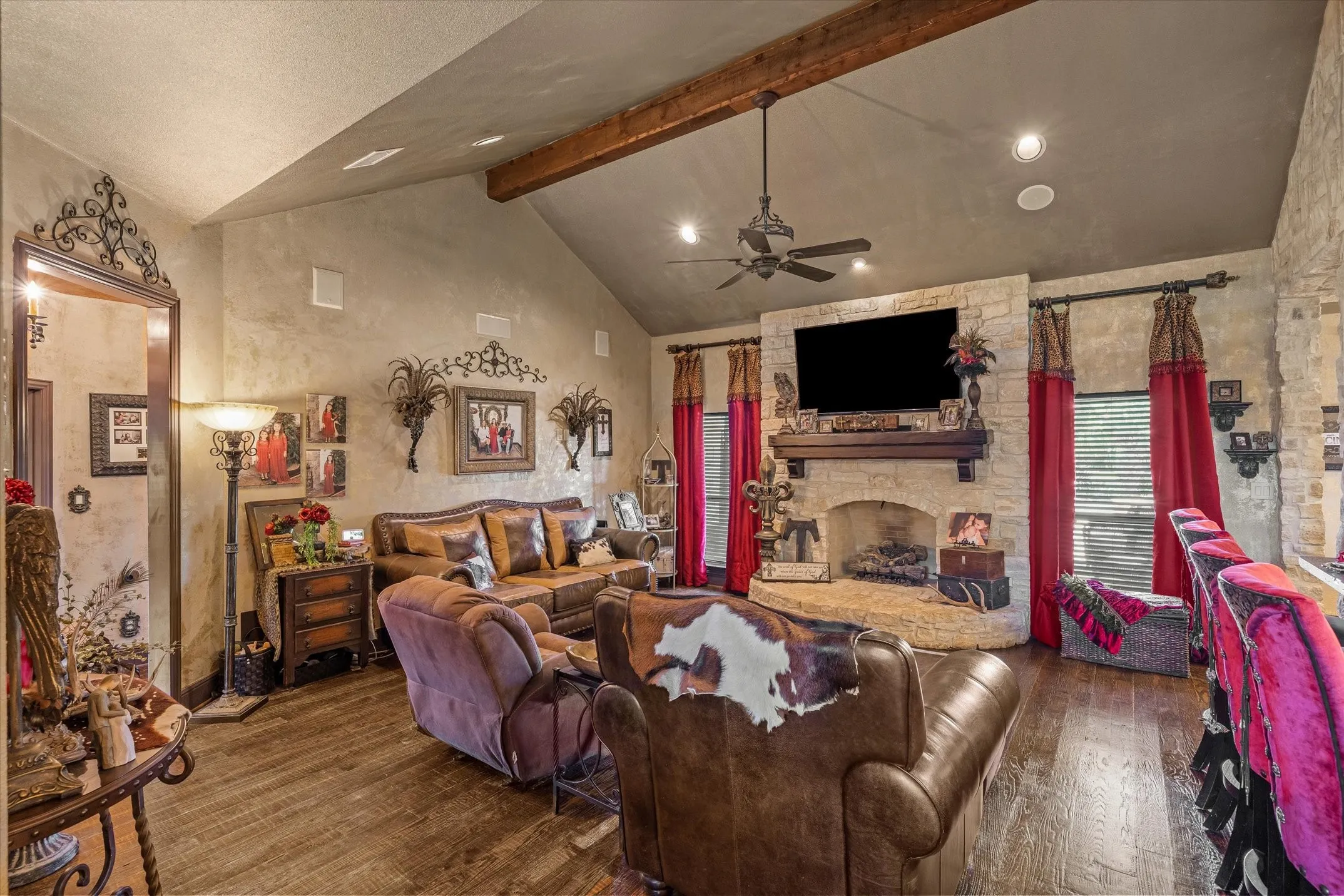 Single Family Residence For Sale in Van Zandt County , 347 VZ County Road 3108, Edgewood, Texas 75117, 4 Bedrooms, 3 Bathrooms, 2 Garage spaces, 3,004 Sqft, built in 2007, Price $1,300,000, mls#21271865, Real Estate Agent in Edgewood, Homes For Sale in Van Zandt county, Homes For Sale in Edgewood, Realtor in Edgewood Texas, Real Estate Brokerage Independent Realty Texas, Luminita Cordes Realtor