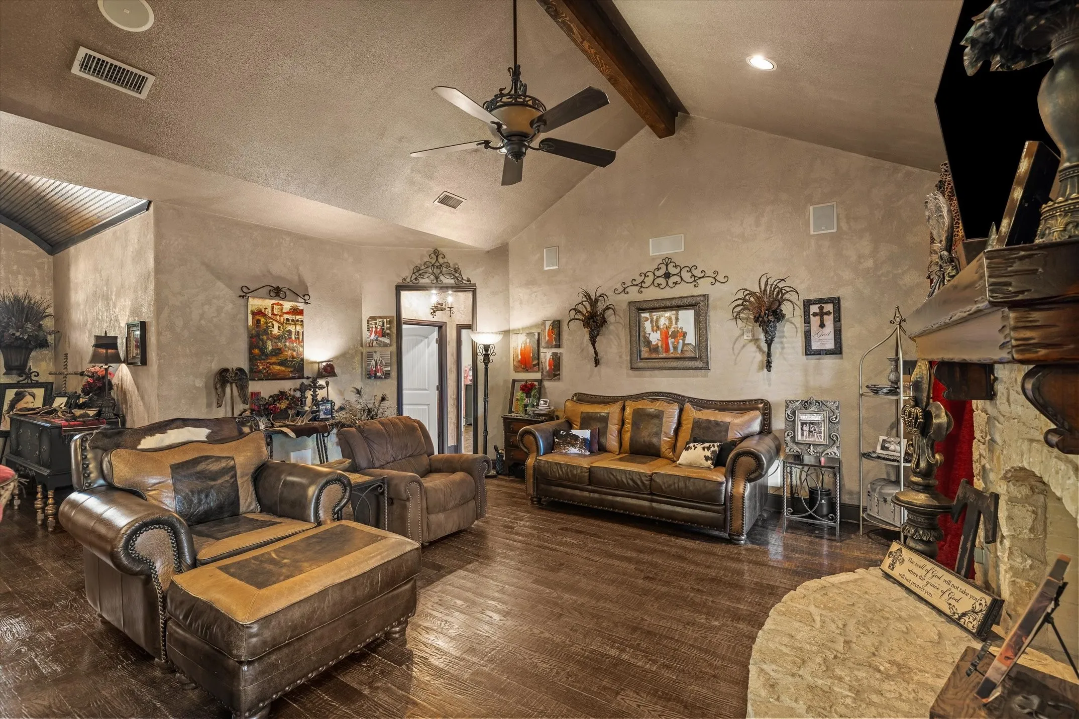 Single Family Residence For Sale in Van Zandt County , 347 VZ County Road 3108, Edgewood, Texas 75117, 4 Bedrooms, 3 Bathrooms, 2 Garage spaces, 3,004 Sqft, built in 2007, Price $1,300,000, mls#21271865, Real Estate Agent in Edgewood, Homes For Sale in Van Zandt county, Homes For Sale in Edgewood, Realtor in Edgewood Texas, Real Estate Brokerage Independent Realty Texas, Luminita Cordes Realtor