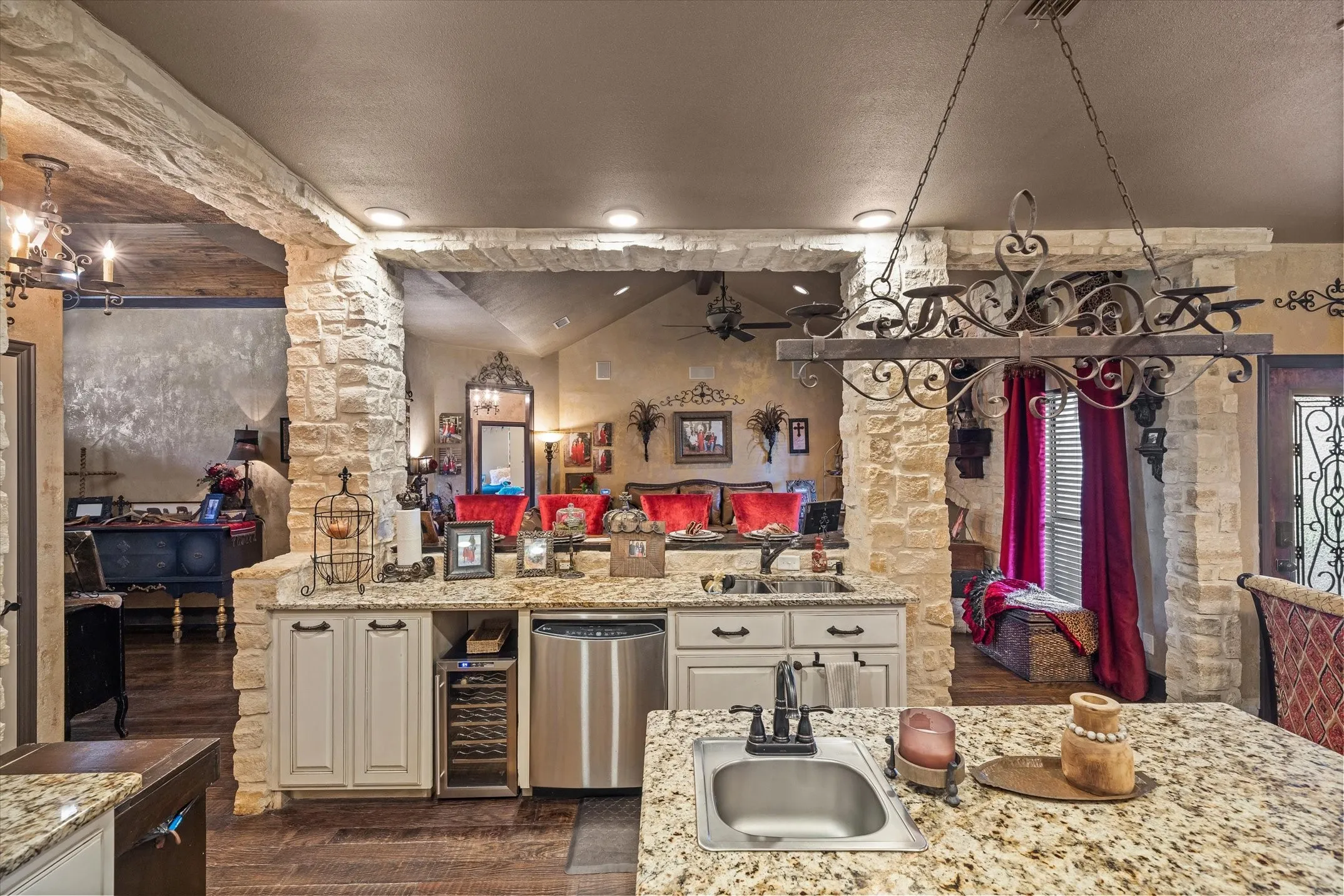 Single Family Residence For Sale in Van Zandt County , 347 VZ County Road 3108, Edgewood, Texas 75117, 4 Bedrooms, 3 Bathrooms, 2 Garage spaces, 3,004 Sqft, built in 2007, Price $1,300,000, mls#21271865, Real Estate Agent in Edgewood, Homes For Sale in Van Zandt county, Homes For Sale in Edgewood, Realtor in Edgewood Texas, Real Estate Brokerage Independent Realty Texas, Luminita Cordes Realtor