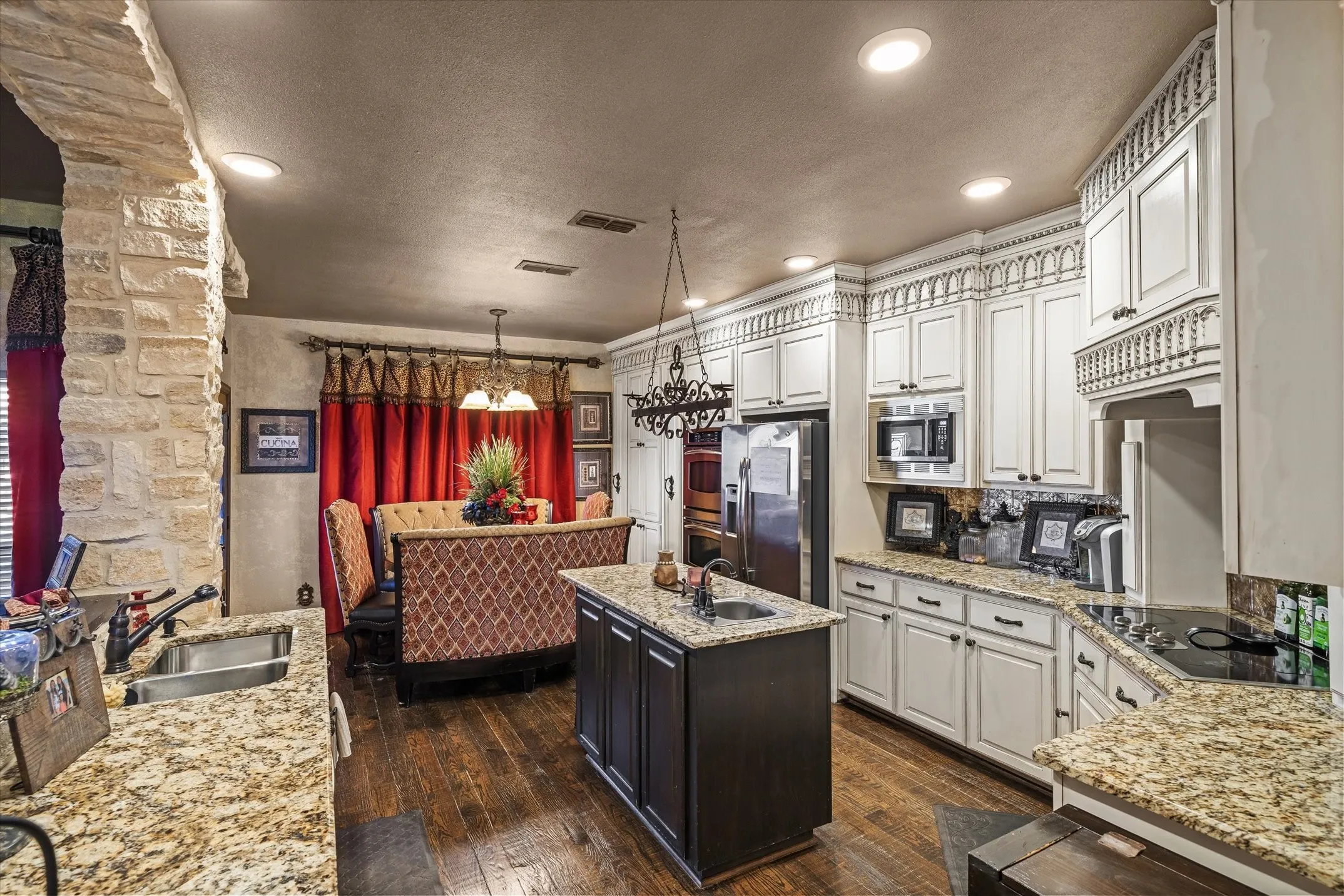 Single Family Residence For Sale in Van Zandt County , 347 VZ County Road 3108, Edgewood, Texas 75117, 4 Bedrooms, 3 Bathrooms, 2 Garage spaces, 3,004 Sqft, built in 2007, Price $1,300,000, mls#21271865, Real Estate Agent in Edgewood, Homes For Sale in Van Zandt county, Homes For Sale in Edgewood, Realtor in Edgewood Texas, Real Estate Brokerage Independent Realty Texas, Luminita Cordes Realtor