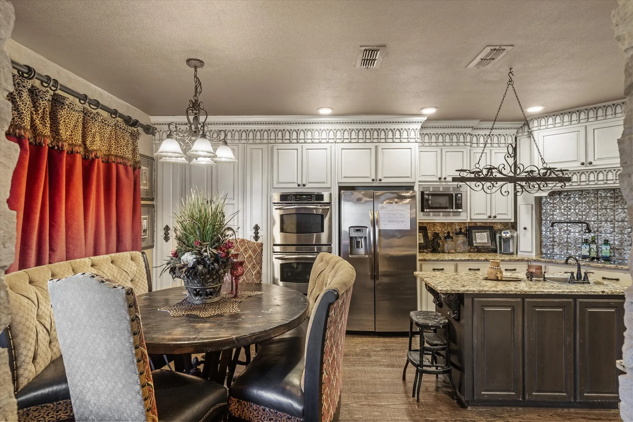 Single Family Residence For Sale in Van Zandt County , 347 VZ County Road 3108, Edgewood, Texas 75117, 4 Bedrooms, 3 Bathrooms, 2 Garage spaces, 3,004 Sqft, built in 2007, Price $1,300,000, mls#21271865, Real Estate Agent in Edgewood, Homes For Sale in Van Zandt county, Homes For Sale in Edgewood, Realtor in Edgewood Texas, Real Estate Brokerage Independent Realty Texas, Luminita Cordes Realtor