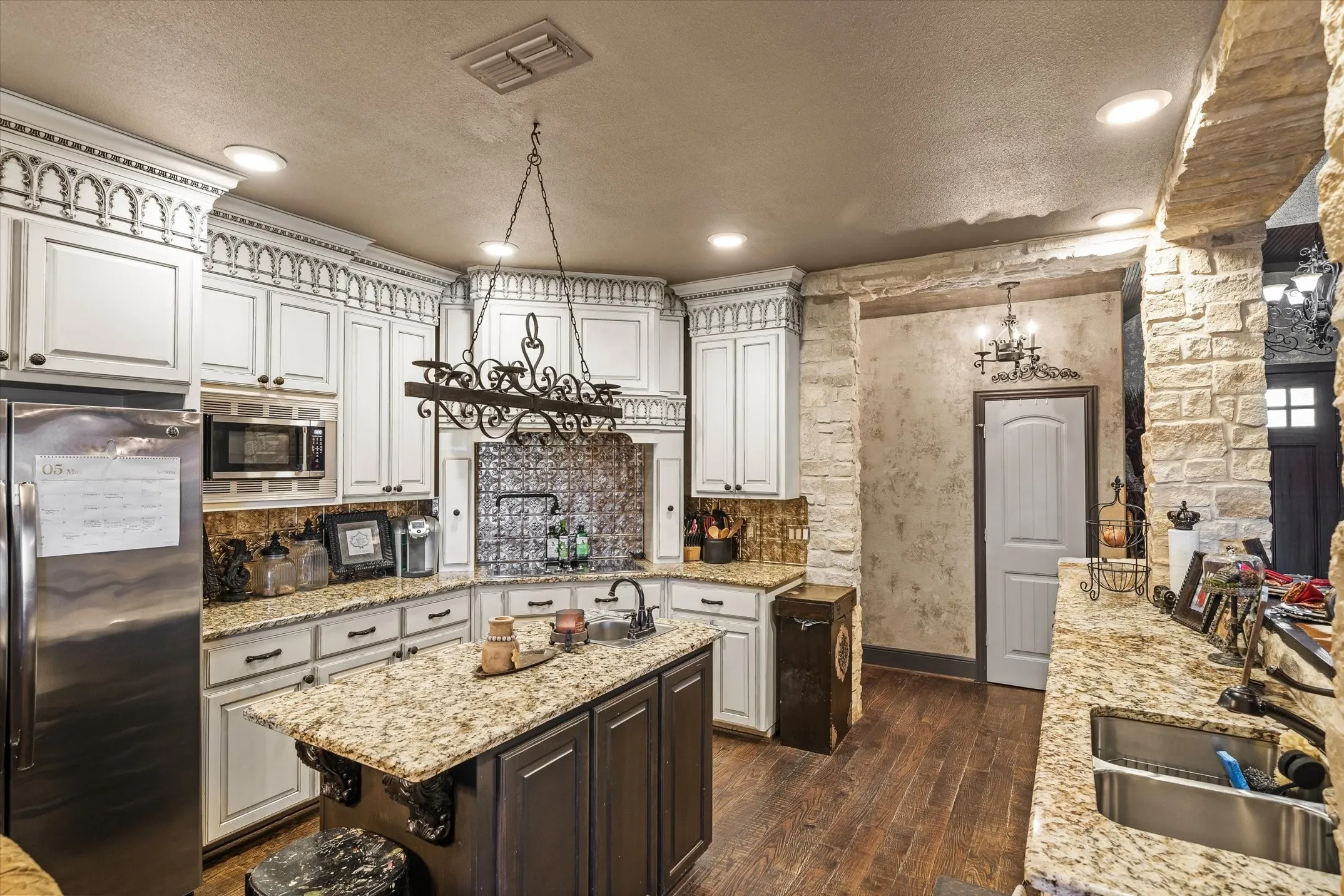 Single Family Residence For Sale in Van Zandt County , 347 VZ County Road 3108, Edgewood, Texas 75117, 4 Bedrooms, 3 Bathrooms, 2 Garage spaces, 3,004 Sqft, built in 2007, Price $1,300,000, mls#21271865, Real Estate Agent in Edgewood, Homes For Sale in Van Zandt county, Homes For Sale in Edgewood, Realtor in Edgewood Texas, Real Estate Brokerage Independent Realty Texas, Luminita Cordes Realtor