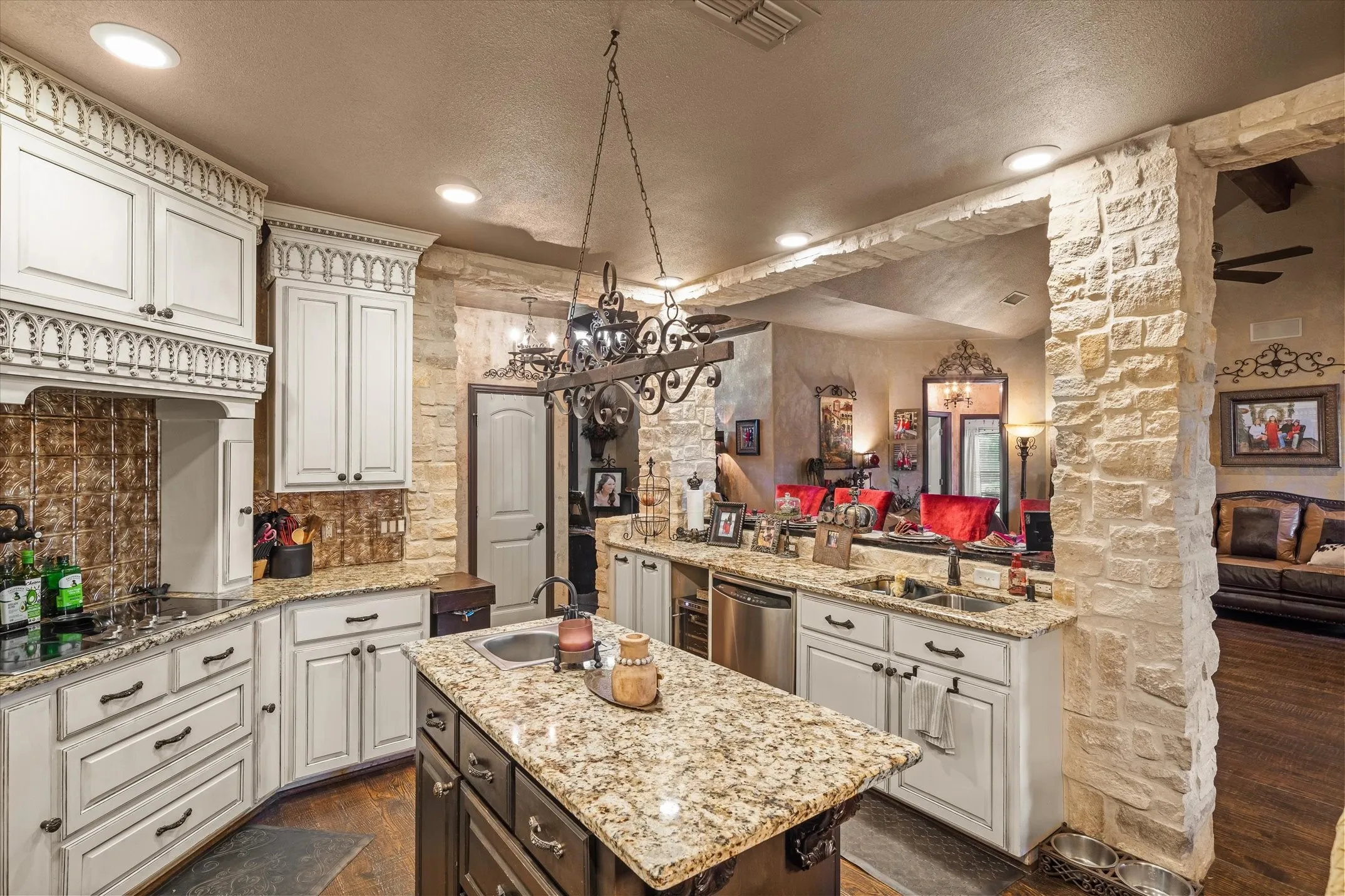 Single Family Residence For Sale in Van Zandt County , 347 VZ County Road 3108, Edgewood, Texas 75117, 4 Bedrooms, 3 Bathrooms, 2 Garage spaces, 3,004 Sqft, built in 2007, Price $1,300,000, mls#21271865, Real Estate Agent in Edgewood, Homes For Sale in Van Zandt county, Homes For Sale in Edgewood, Realtor in Edgewood Texas, Real Estate Brokerage Independent Realty Texas, Luminita Cordes Realtor