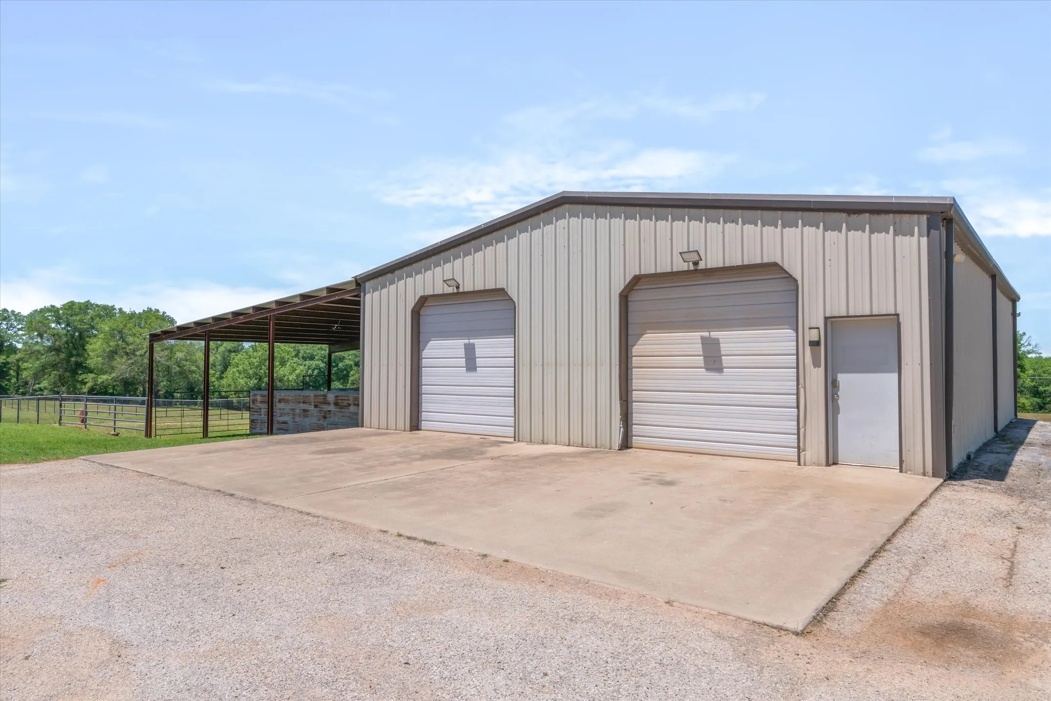 Single Family Residence For Sale in Van Zandt County , 347 VZ County Road 3108, Edgewood, Texas 75117, 4 Bedrooms, 3 Bathrooms, 2 Garage spaces, 3,004 Sqft, built in 2007, Price $1,300,000, mls#21271865, Real Estate Agent in Edgewood, Homes For Sale in Van Zandt county, Homes For Sale in Edgewood, Realtor in Edgewood Texas, Real Estate Brokerage Independent Realty Texas, Luminita Cordes Realtor