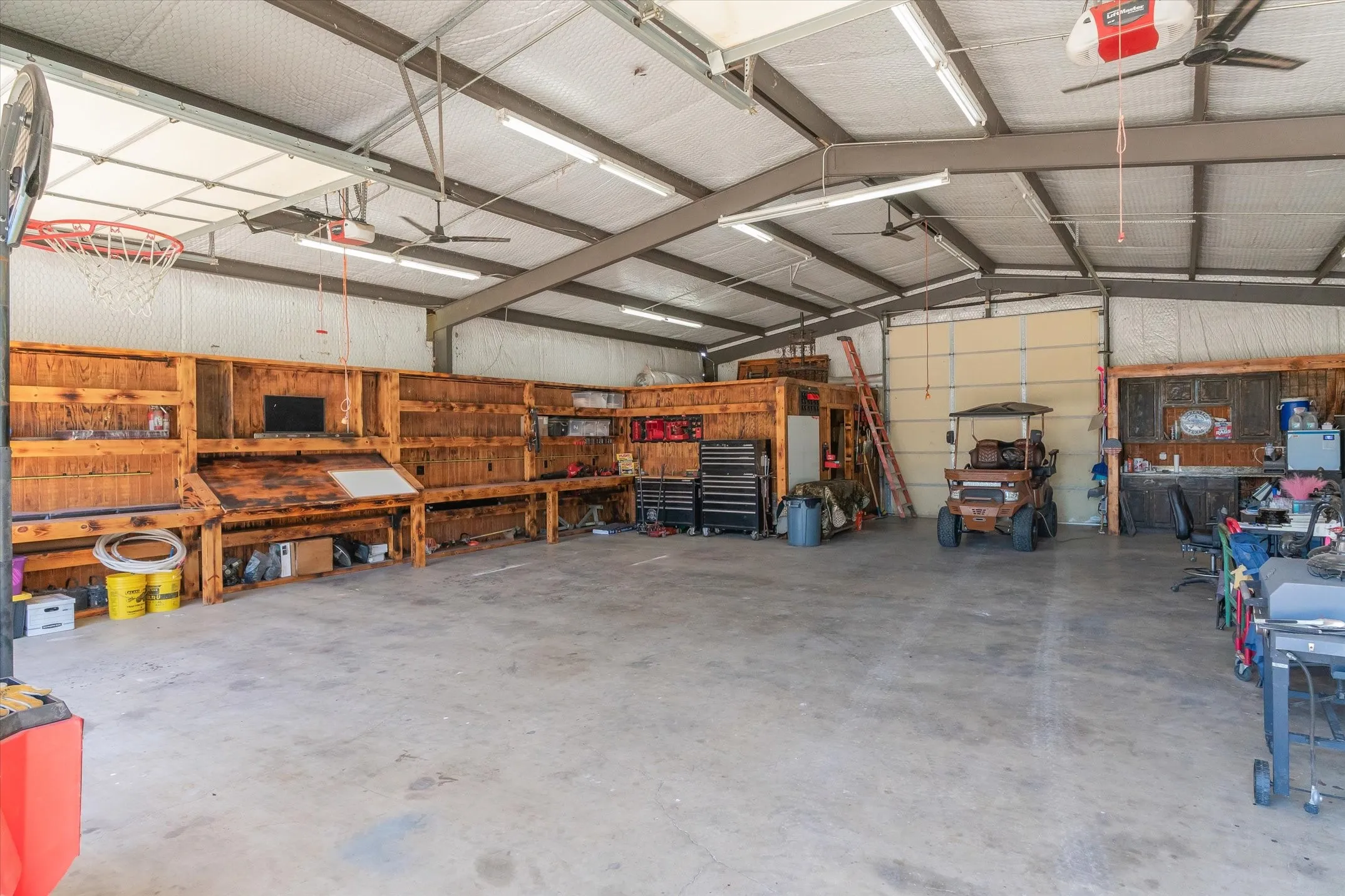 Single Family Residence For Sale in Van Zandt County , 347 VZ County Road 3108, Edgewood, Texas 75117, 4 Bedrooms, 3 Bathrooms, 2 Garage spaces, 3,004 Sqft, built in 2007, Price $1,300,000, mls#21271865, Real Estate Agent in Edgewood, Homes For Sale in Van Zandt county, Homes For Sale in Edgewood, Realtor in Edgewood Texas, Real Estate Brokerage Independent Realty Texas, Luminita Cordes Realtor