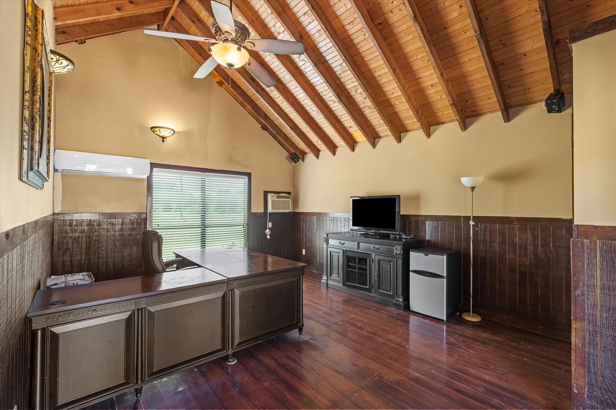 Single Family Residence For Sale in Van Zandt County , 347 VZ County Road 3108, Edgewood, Texas 75117, 4 Bedrooms, 3 Bathrooms, 2 Garage spaces, 3,004 Sqft, built in 2007, Price $1,300,000, mls#21271865, Real Estate Agent in Edgewood, Homes For Sale in Van Zandt county, Homes For Sale in Edgewood, Realtor in Edgewood Texas, Real Estate Brokerage Independent Realty Texas, Luminita Cordes Realtor