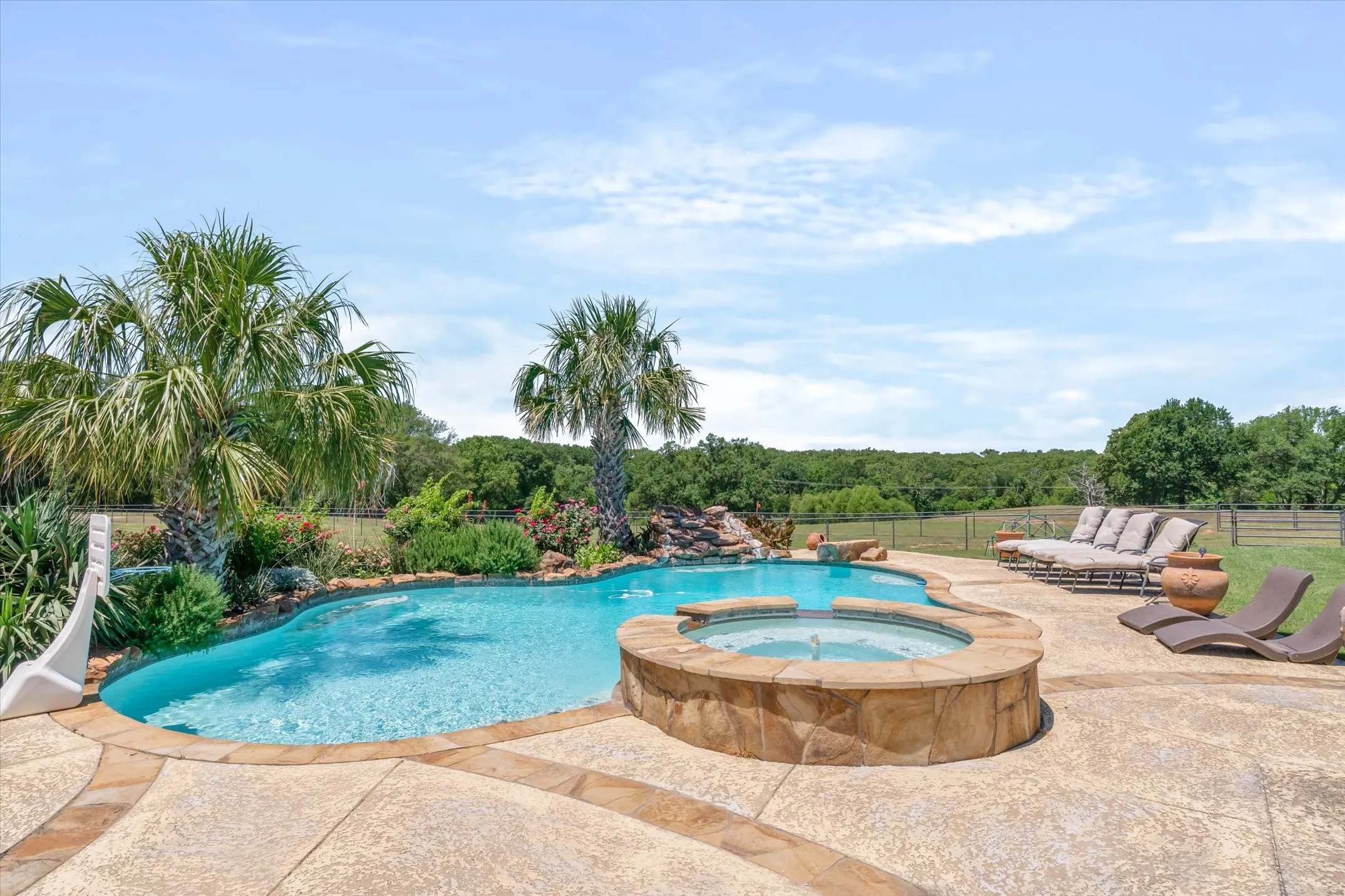 Single Family Residence For Sale in Van Zandt County , 347 VZ County Road 3108, Edgewood, Texas 75117, 4 Bedrooms, 3 Bathrooms, 2 Garage spaces, 3,004 Sqft, built in 2007, Price $1,300,000, mls#21271865, Real Estate Agent in Edgewood, Homes For Sale in Van Zandt county, Homes For Sale in Edgewood, Realtor in Edgewood Texas, Real Estate Brokerage Independent Realty Texas, Luminita Cordes Realtor