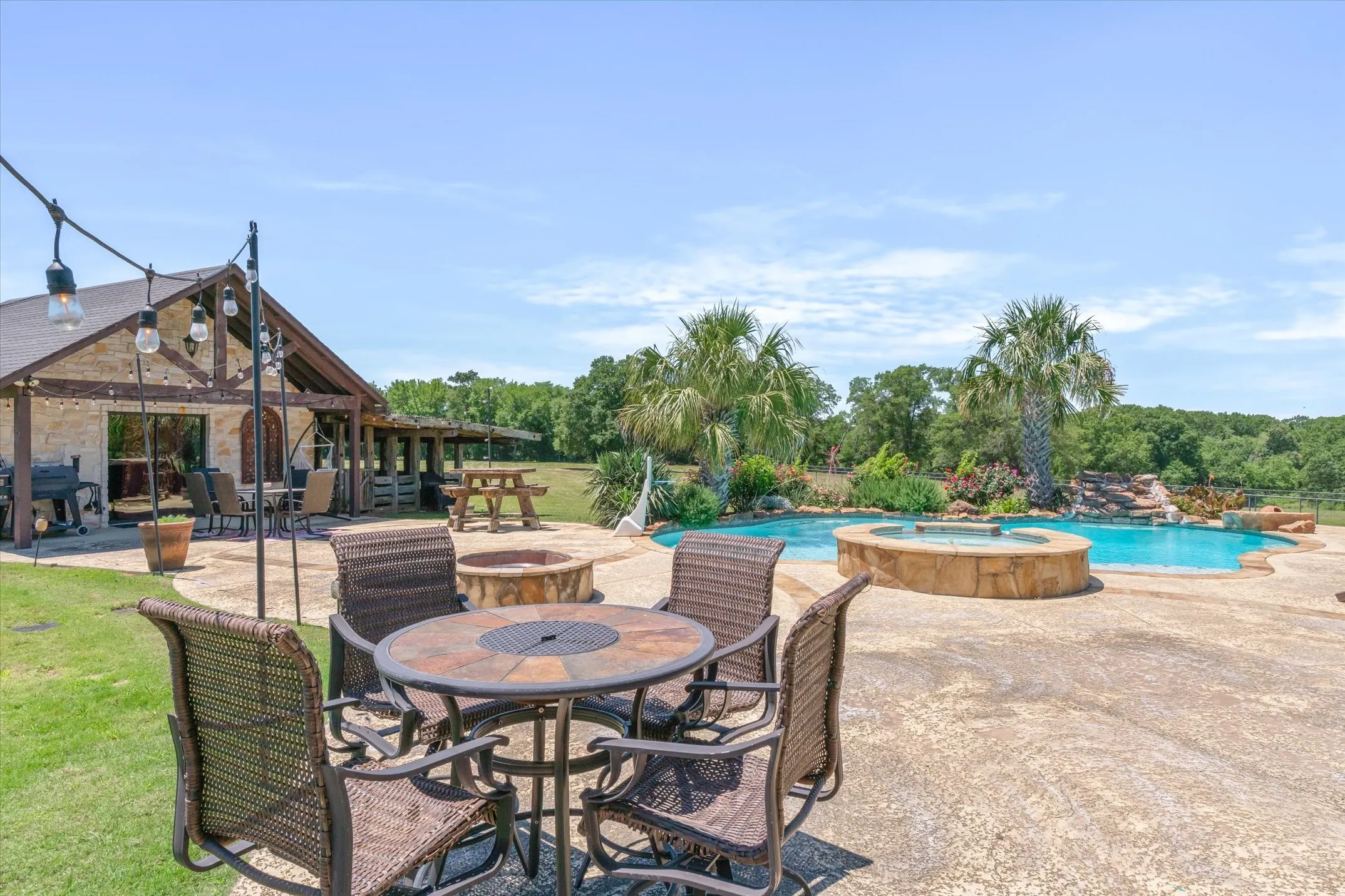 Single Family Residence For Sale in Van Zandt County , 347 VZ County Road 3108, Edgewood, Texas 75117, 4 Bedrooms, 3 Bathrooms, 2 Garage spaces, 3,004 Sqft, built in 2007, Price $1,300,000, mls#21271865, Real Estate Agent in Edgewood, Homes For Sale in Van Zandt county, Homes For Sale in Edgewood, Realtor in Edgewood Texas, Real Estate Brokerage Independent Realty Texas, Luminita Cordes Realtor
