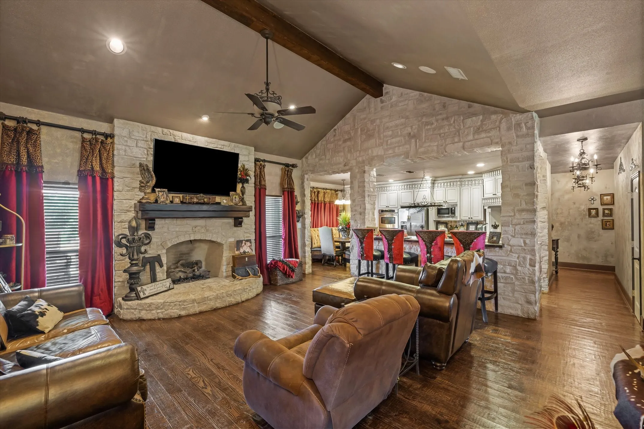 Single Family Residence For Sale in Van Zandt County , 347 VZ County Road 3108, Edgewood, Texas 75117, 4 Bedrooms, 3 Bathrooms, 2 Garage spaces, 3,004 Sqft, built in 2007, Price $1,300,000, mls#21271865, Real Estate Agent in Edgewood, Homes For Sale in Van Zandt county, Homes For Sale in Edgewood, Realtor in Edgewood Texas, Real Estate Brokerage Independent Realty Texas, Luminita Cordes Realtor