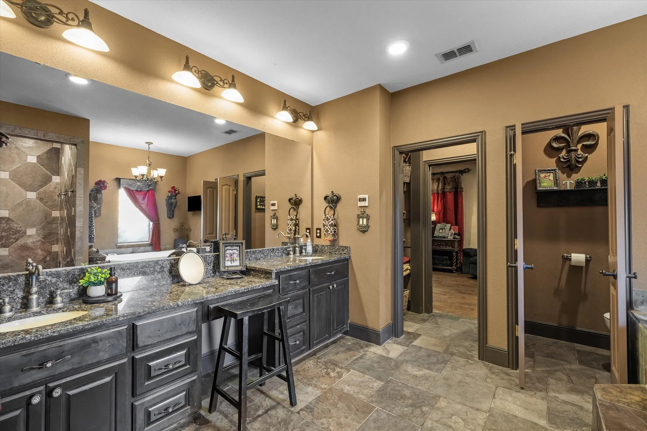 Single Family Residence For Sale in Van Zandt County , 347 VZ County Road 3108, Edgewood, Texas 75117, 4 Bedrooms, 3 Bathrooms, 2 Garage spaces, 3,004 Sqft, built in 2007, Price $1,300,000, mls#21271865, Real Estate Agent in Edgewood, Homes For Sale in Van Zandt county, Homes For Sale in Edgewood, Realtor in Edgewood Texas, Real Estate Brokerage Independent Realty Texas, Luminita Cordes Realtor