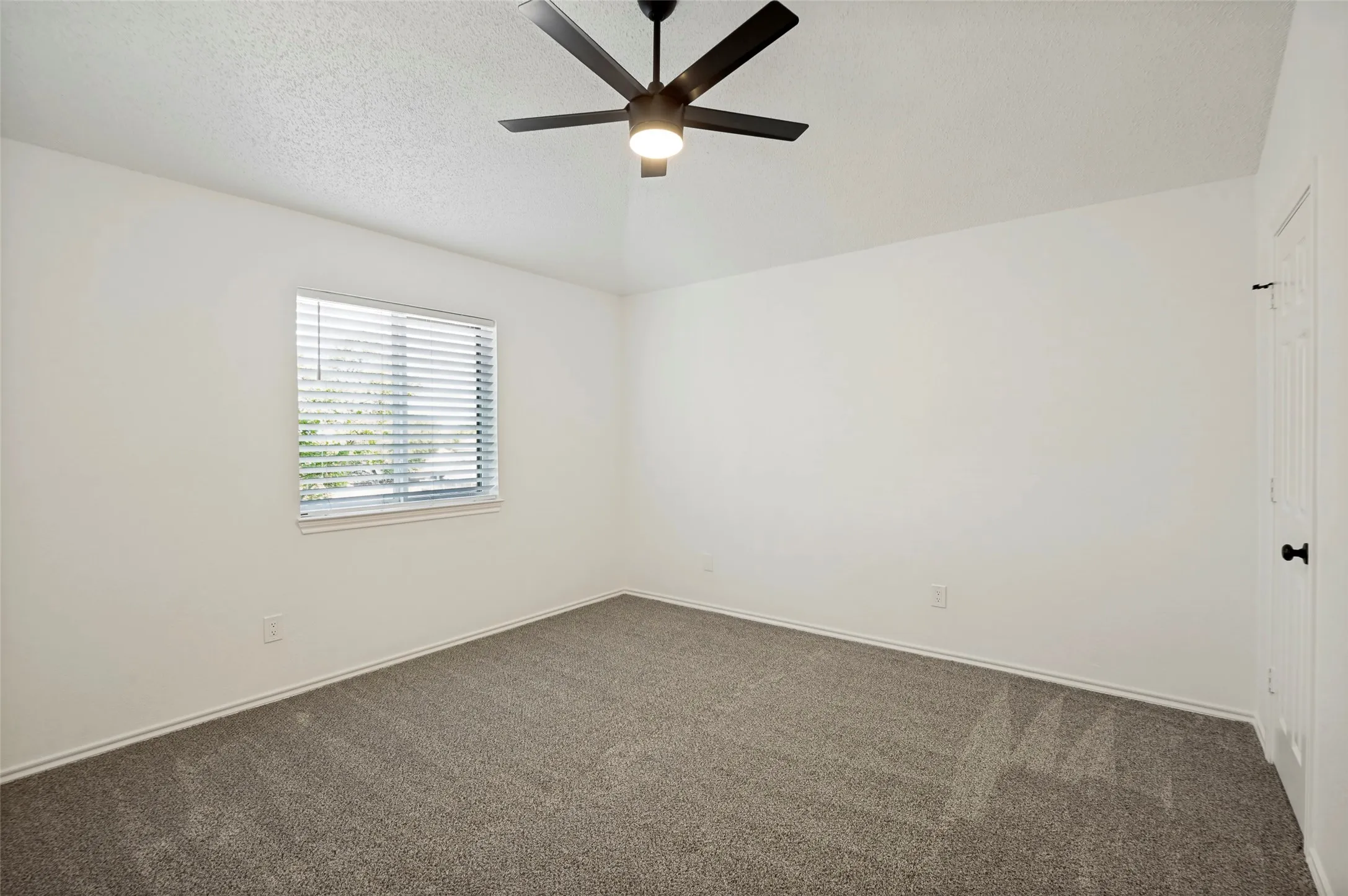 Single Family Residence For Sale in Denton County , 1420 Dudley Drive, Carrollton, Texas 75007, 4 Bedroom, 3 Bathroom, 2 Garage spaces, 2,639 Sqft, built in 1991, mls#21257061, Real Estate Agent in Carrollton, Homes For Sale in Denton county, Homes For Sale in Carrollton, Realtor in Carrollton Texas, Real Estate Brokerage Independent Realty Texas, Luminita Cordes Realtor