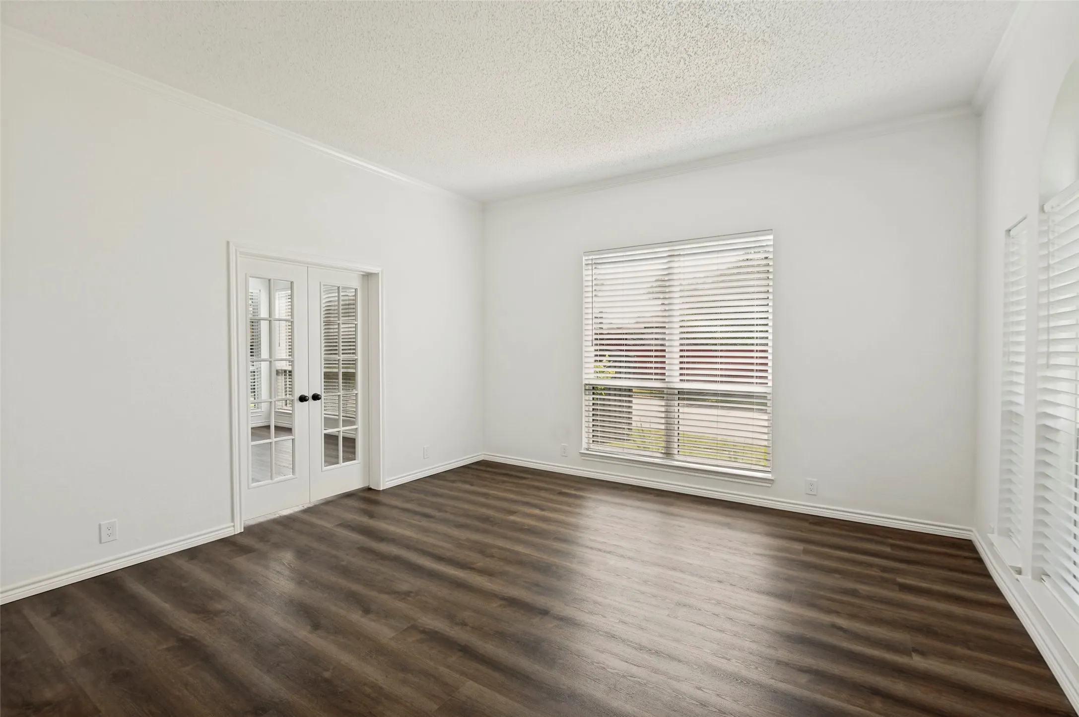 Single Family Residence For Sale in Denton County , 1420 Dudley Drive, Carrollton, Texas 75007, 4 Bedroom, 3 Bathroom, 2 Garage spaces, 2,639 Sqft, built in 1991, mls#21257061, Real Estate Agent in Carrollton, Homes For Sale in Denton county, Homes For Sale in Carrollton, Realtor in Carrollton Texas, Real Estate Brokerage Independent Realty Texas, Luminita Cordes Realtor